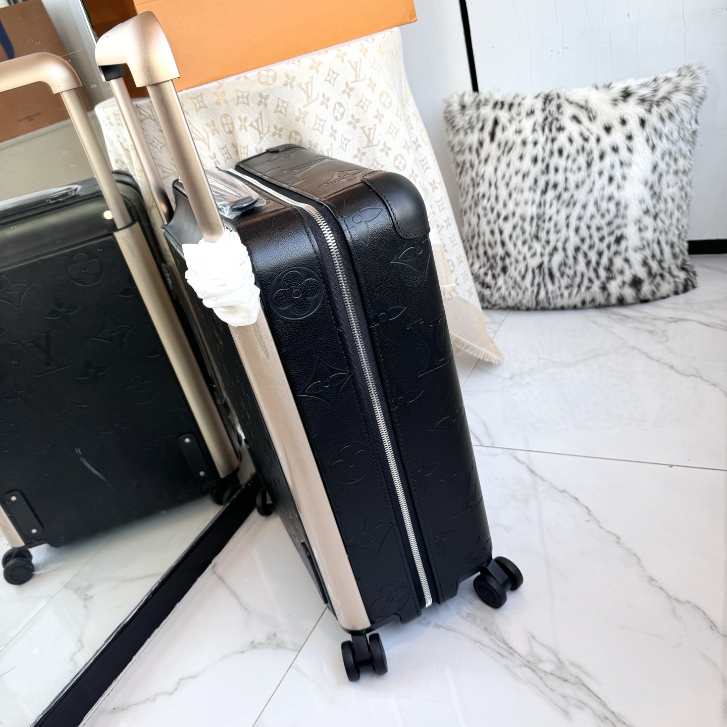 LV 一比一 Monogram Shadow 黑色壓紋行李箱 商務旅行箱| 13 LV 一比一 Monogram Shadow 黑色壓紋行李箱 商務旅行箱