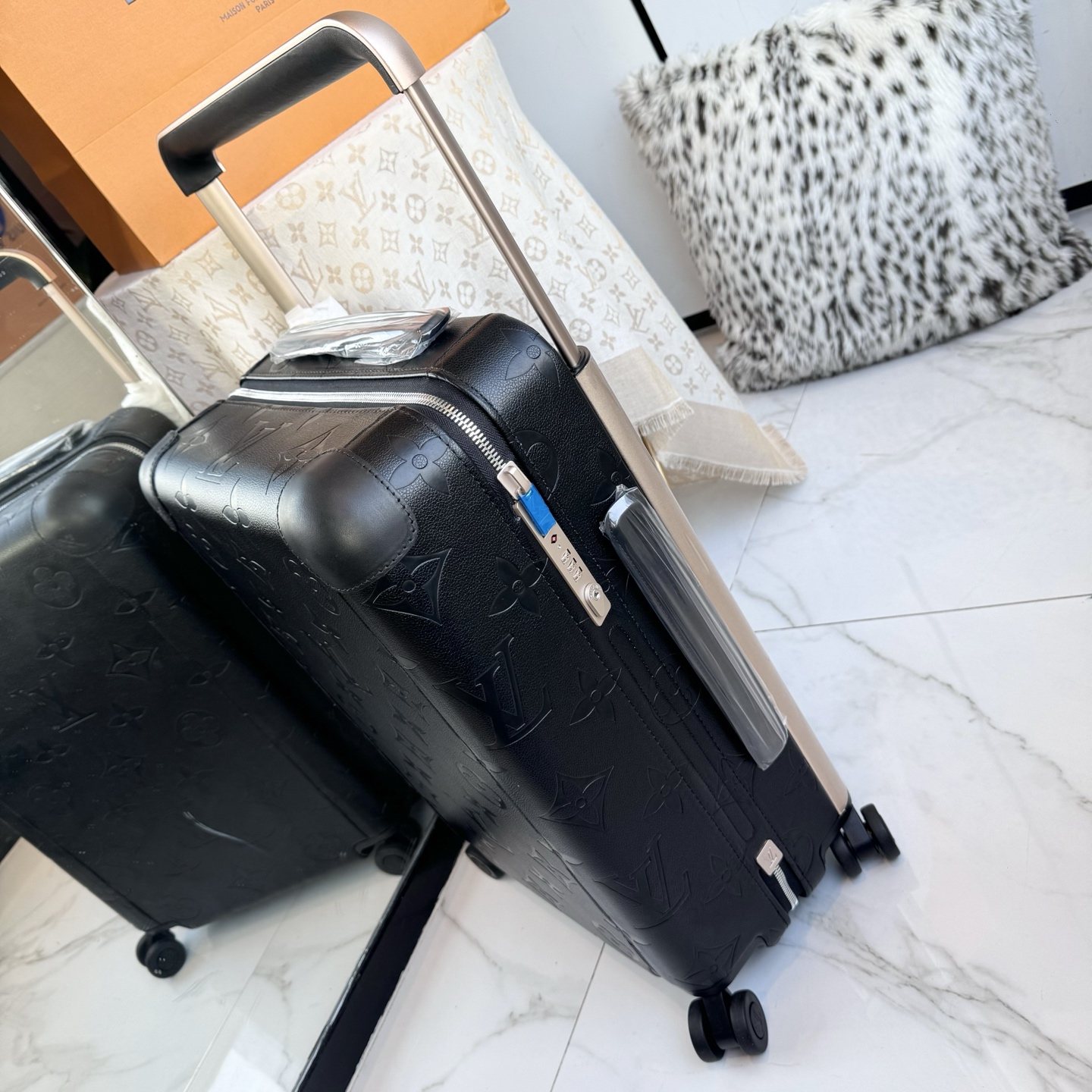 LV 一比一 Monogram Shadow 黑色壓紋行李箱 商務旅行箱| 12 LV 一比一 Monogram Shadow 黑色壓紋行李箱 商務旅行箱