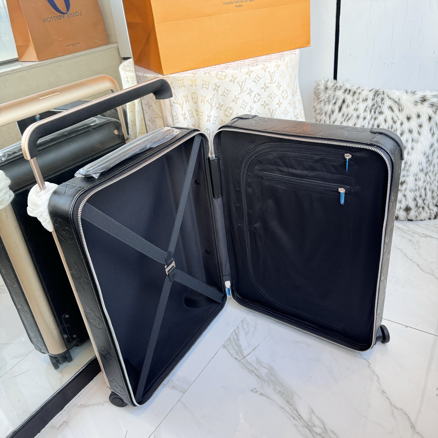 LV 一比一 Monogram Shadow 黑色壓紋行李箱 商務旅行箱| 10 LV 一比一 Monogram Shadow 黑色壓紋行李箱 商務旅行箱