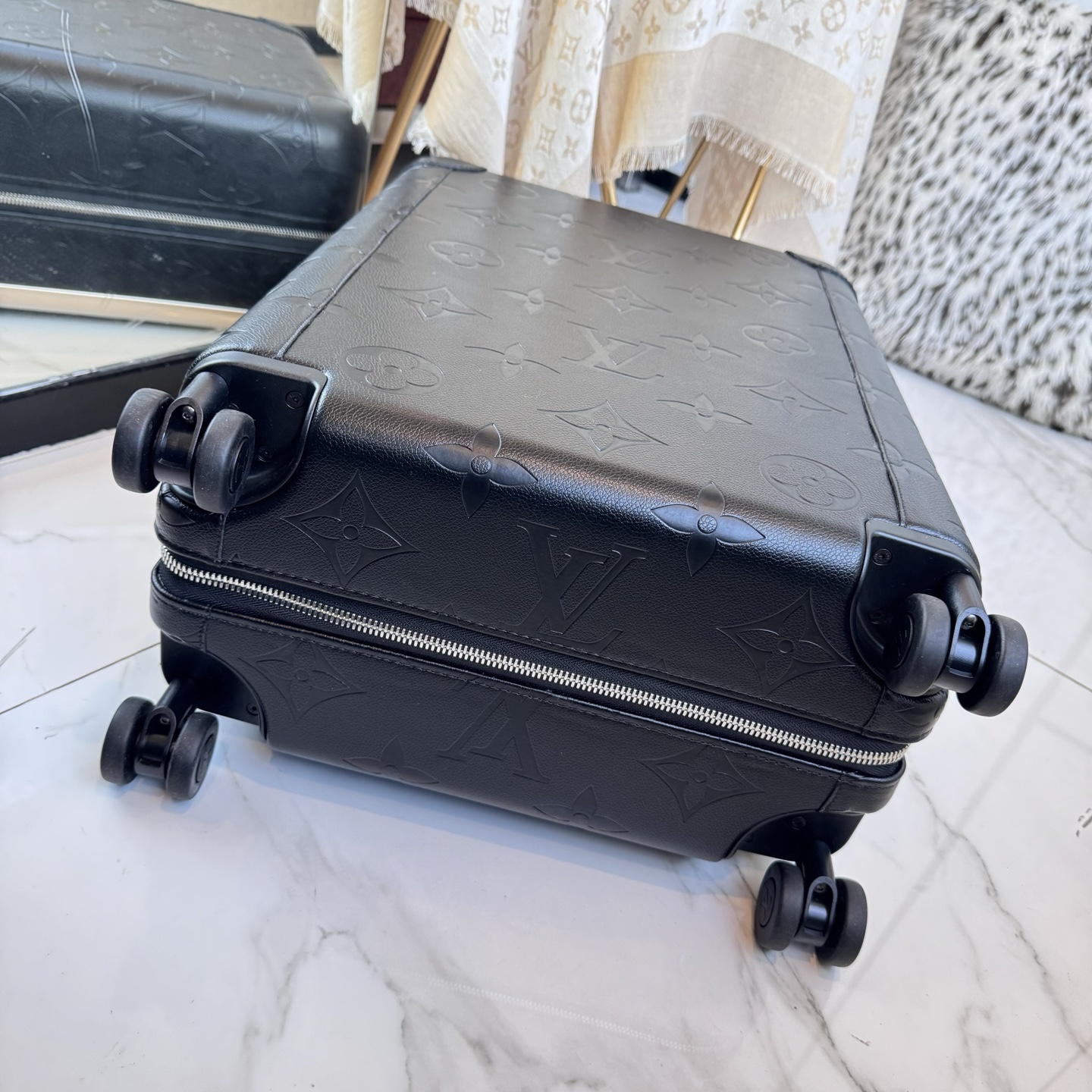 LV 一比一 Monogram Shadow 黑色壓紋行李箱 商務旅行箱| 9 LV 一比一 Monogram Shadow 黑色壓紋行李箱 商務旅行箱