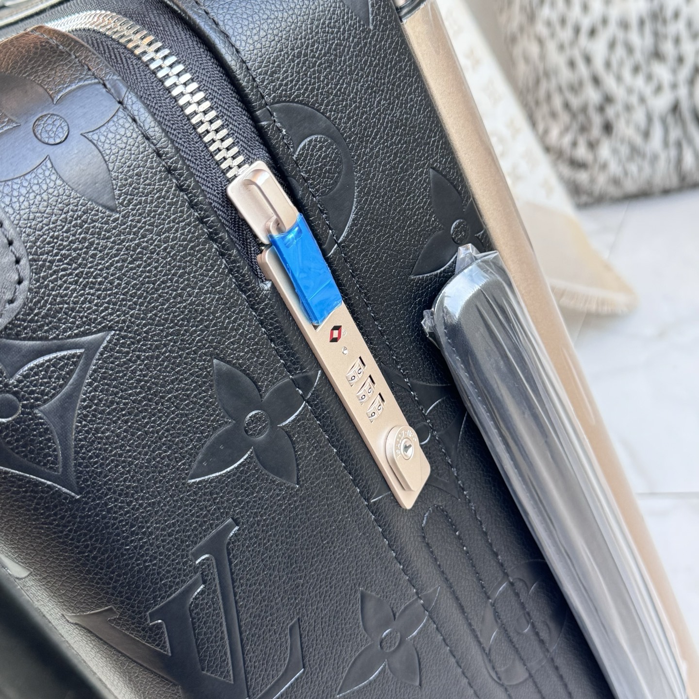 LV 一比一 Monogram Shadow 黑色壓紋行李箱 商務旅行箱| 8 LV 一比一 Monogram Shadow 黑色壓紋行李箱 商務旅行箱
