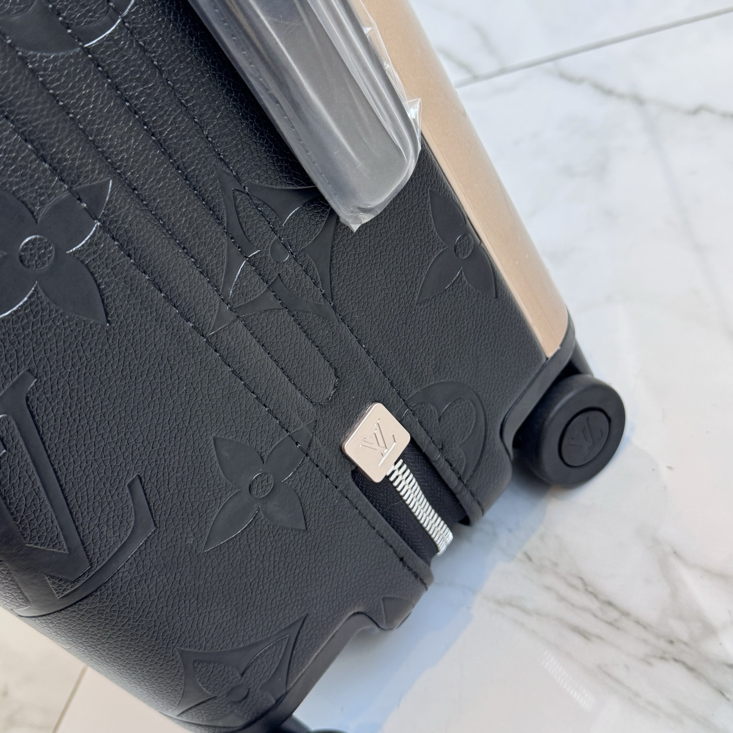 LV 一比一 Monogram Shadow 黑色壓紋行李箱 商務旅行箱| 7 LV 一比一 Monogram Shadow 黑色壓紋行李箱 商務旅行箱