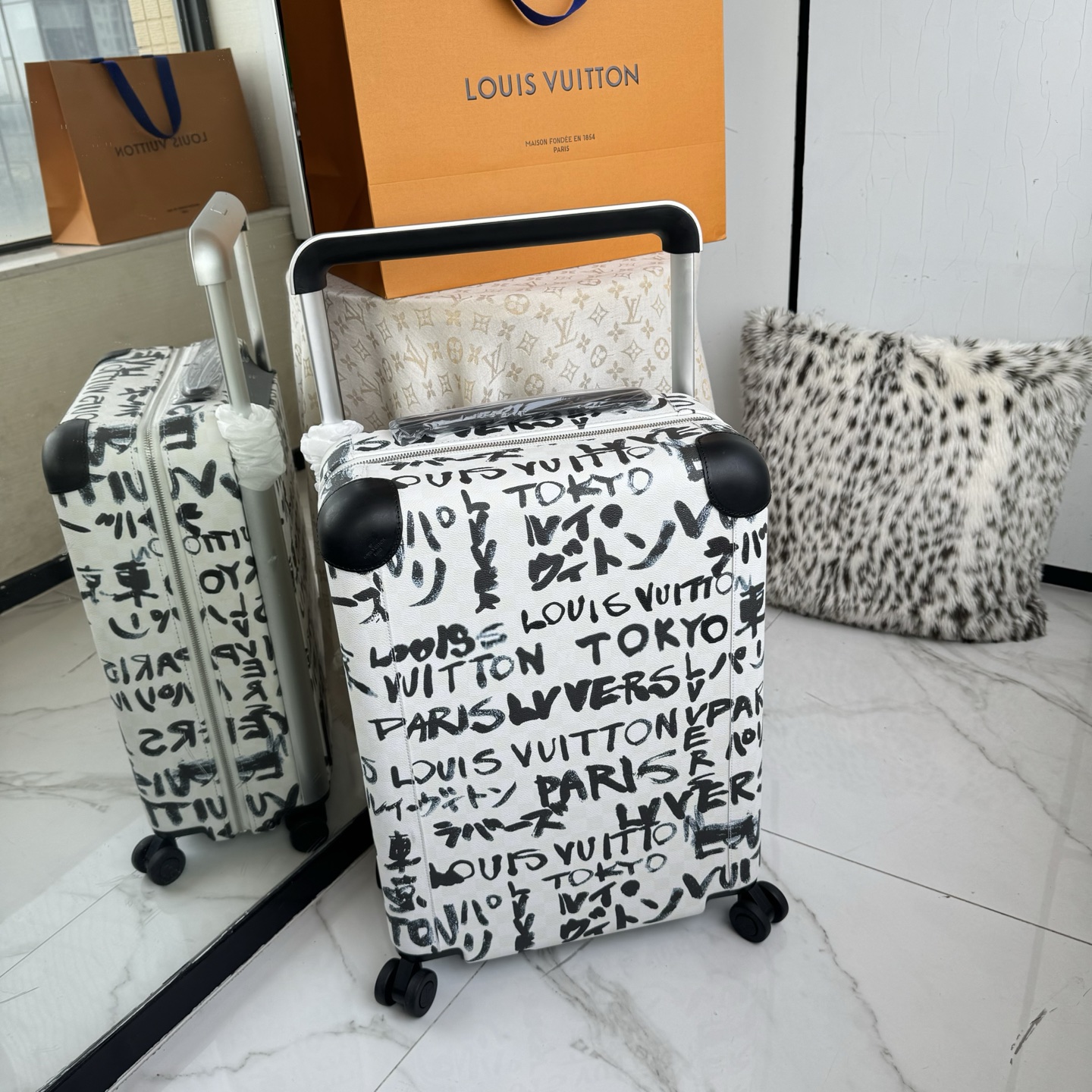 LV 原單 Graffiti 塗鴉字母行李箱 潮流旅行箱| 3 LV 原單 Graffiti 塗鴉字母行李箱 潮流旅行箱