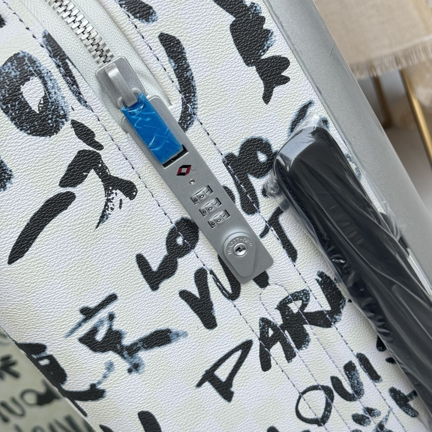 LV 原單 Graffiti 塗鴉字母行李箱 潮流旅行箱
