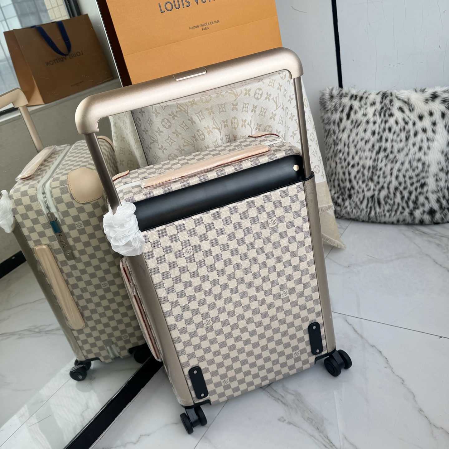 LV 高仿 Damier Azur 白棋盤格登機箱 旅行拉桿箱| 14 LV 高仿 Damier Azur 白棋盤格登機箱 旅行拉桿箱