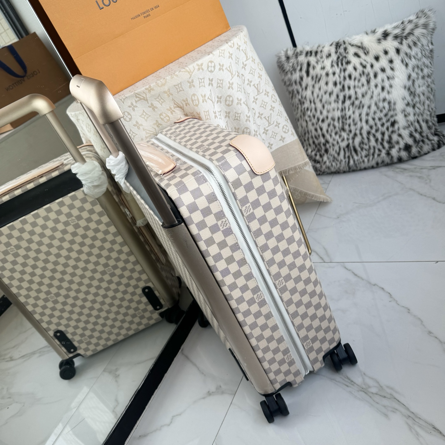 LV 高仿 Damier Azur 白棋盤格登機箱 旅行拉桿箱| 13 LV 高仿 Damier Azur 白棋盤格登機箱 旅行拉桿箱