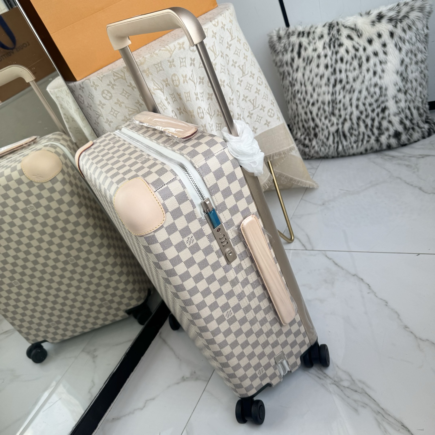 LV 高仿 Damier Azur 白棋盤格登機箱 旅行拉桿箱| 12 LV 高仿 Damier Azur 白棋盤格登機箱 旅行拉桿箱