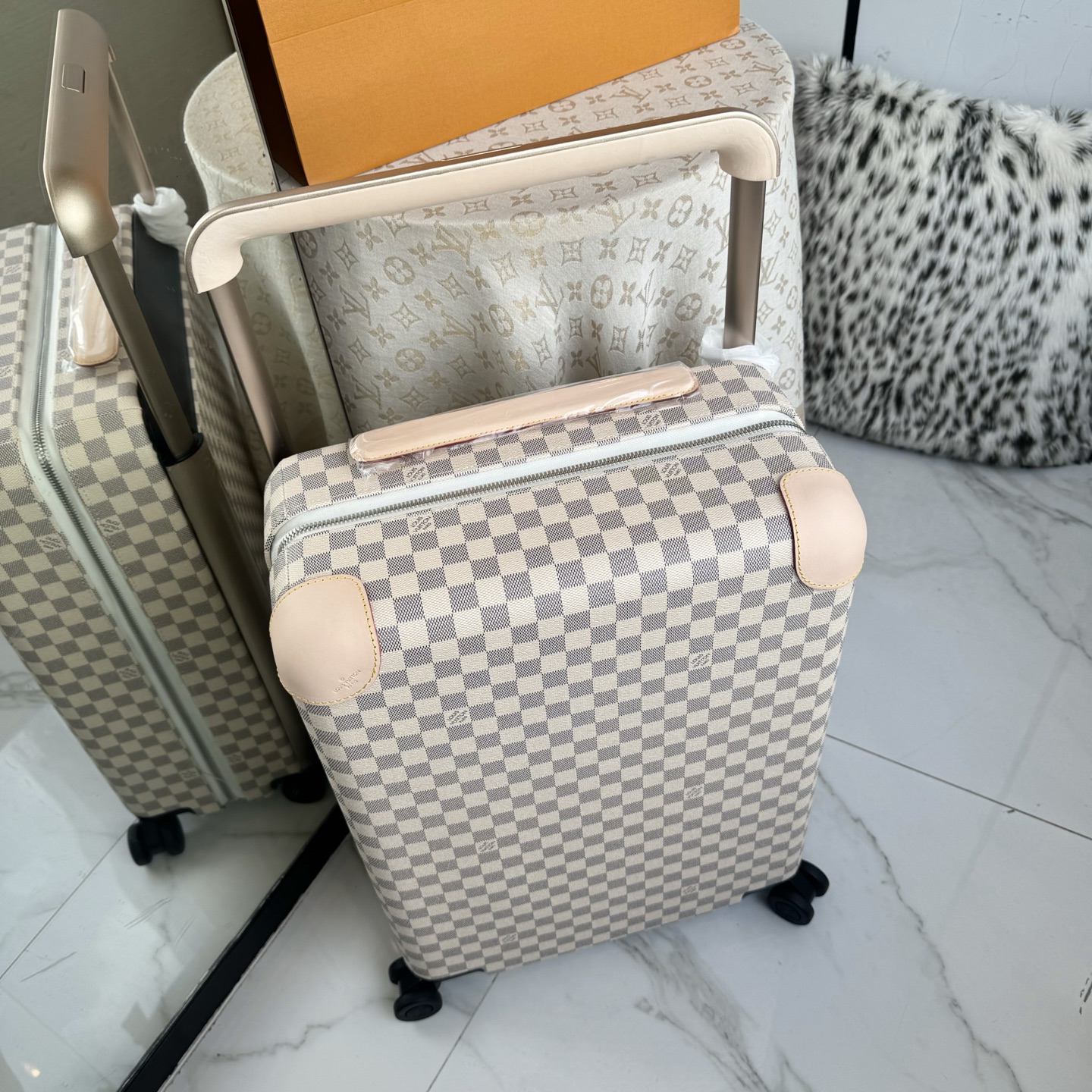 LV 高仿 Damier Azur 白棋盤格登機箱 旅行拉桿箱| 11 LV 高仿 Damier Azur 白棋盤格登機箱 旅行拉桿箱