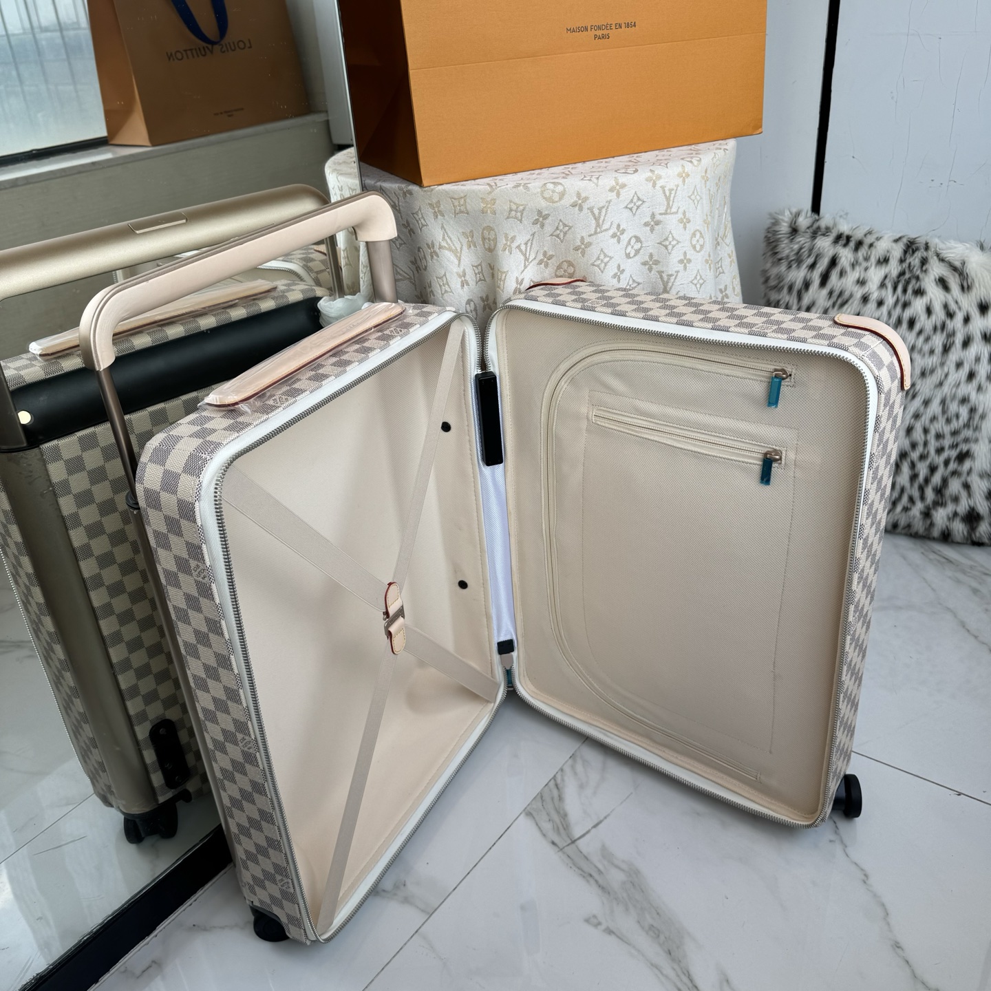 LV 高仿 Damier Azur 白棋盤格登機箱 旅行拉桿箱| 10 LV 高仿 Damier Azur 白棋盤格登機箱 旅行拉桿箱
