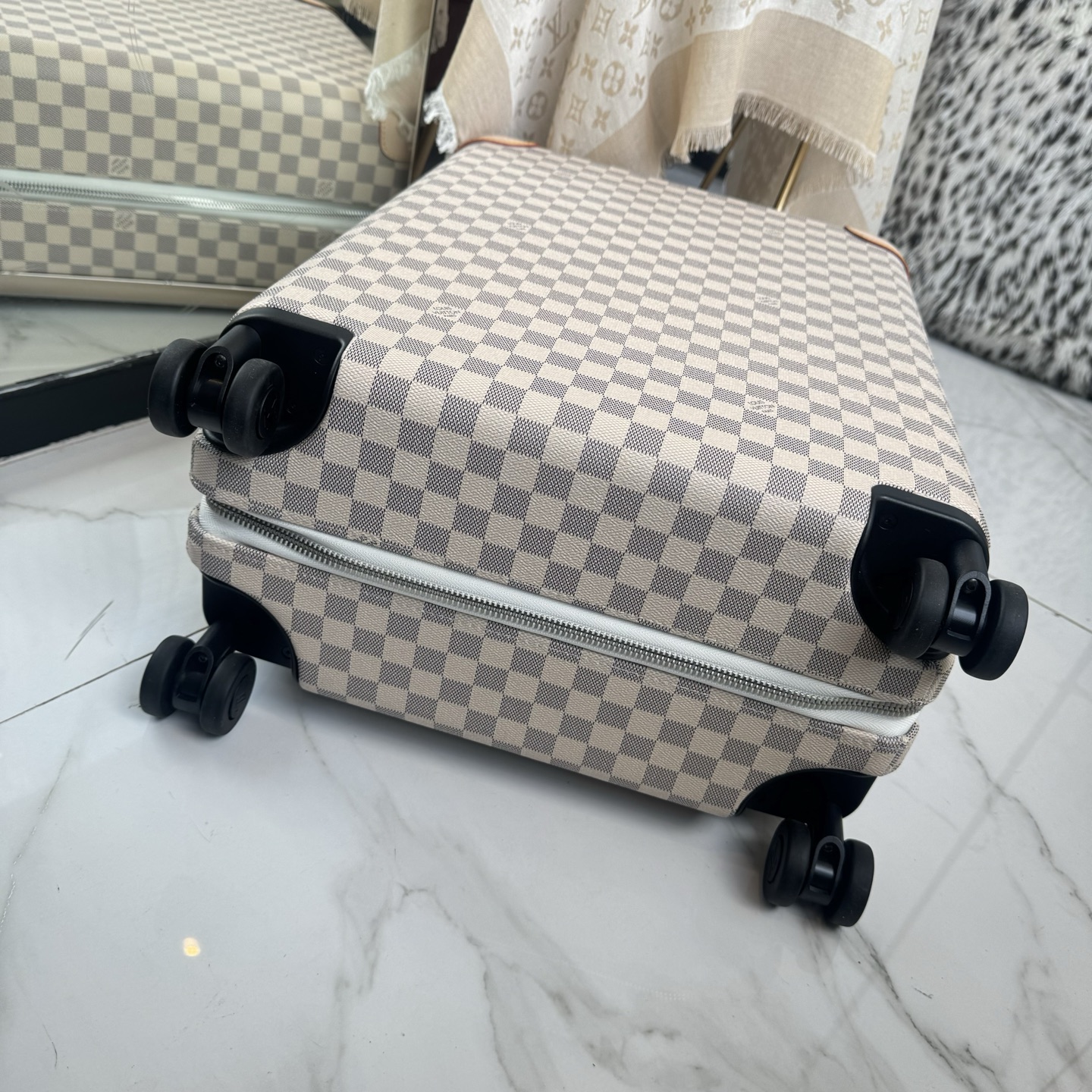 LV 高仿 Damier Azur 白棋盤格登機箱 旅行拉桿箱| 9 LV 高仿 Damier Azur 白棋盤格登機箱 旅行拉桿箱