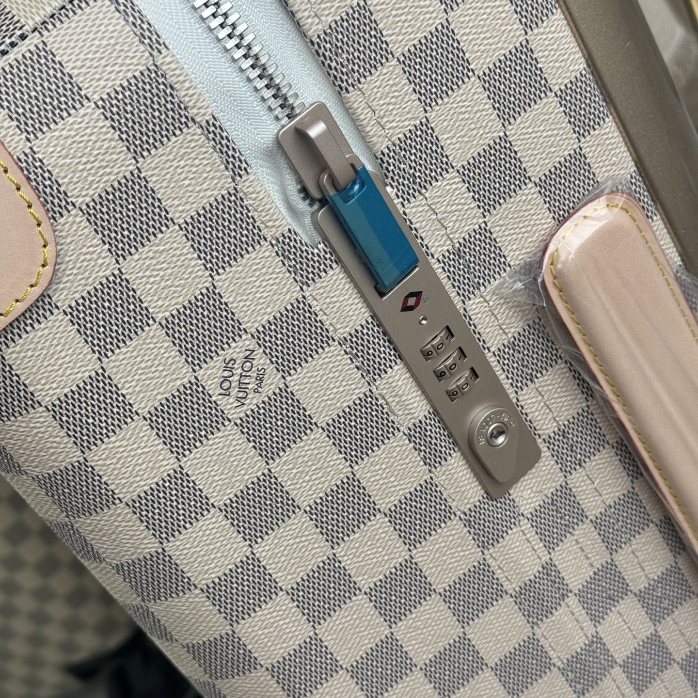 LV 高仿 Damier Azur 白棋盤格登機箱 旅行拉桿箱| 8 LV 高仿 Damier Azur 白棋盤格登機箱 旅行拉桿箱