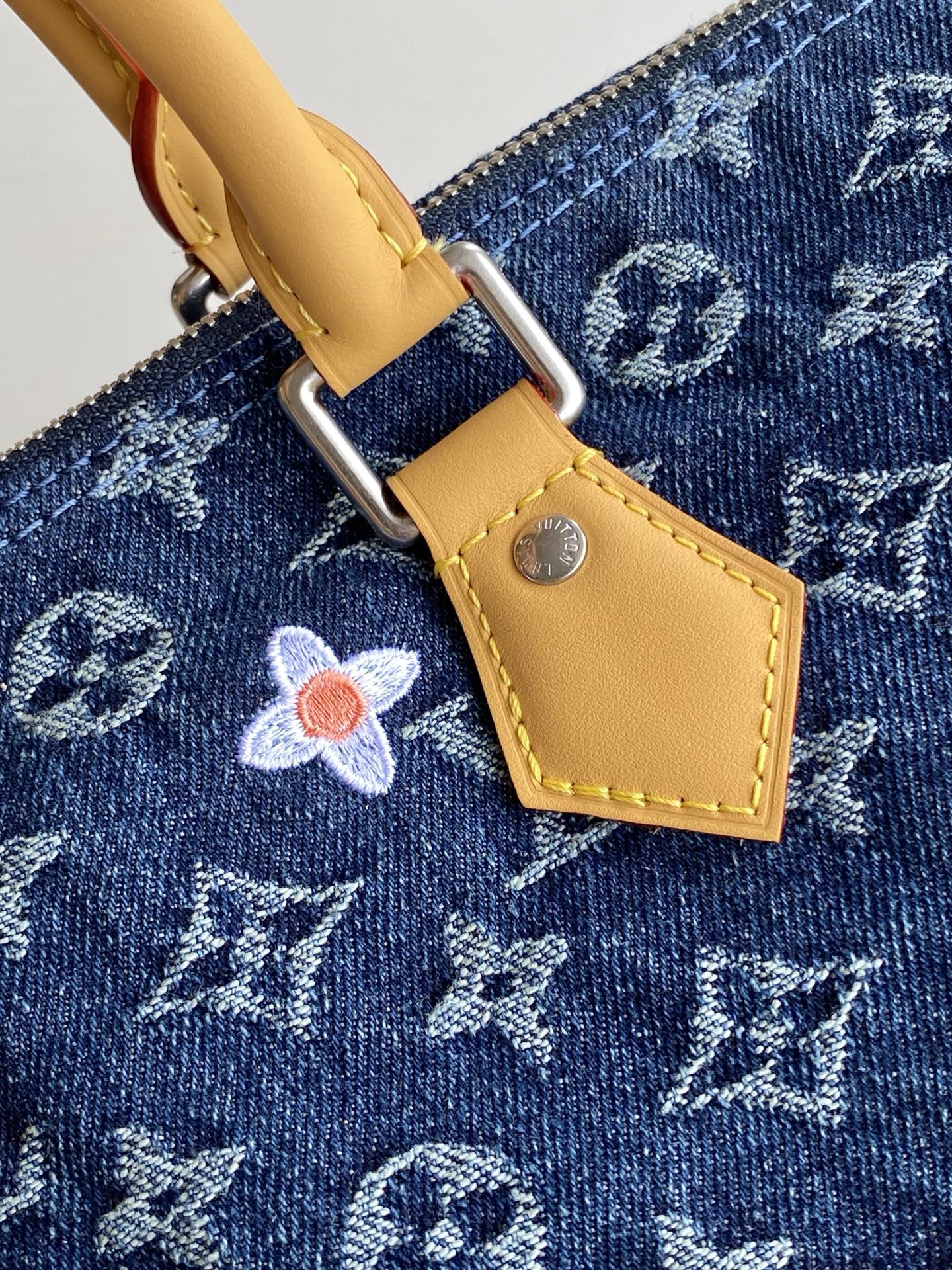 LV 高仿女款 牛仔刺繡 Speedy 手提斜背包 花卉點綴款| 9 LV 高仿女款 牛仔刺繡 Speedy 手提斜背包 花卉點綴款
