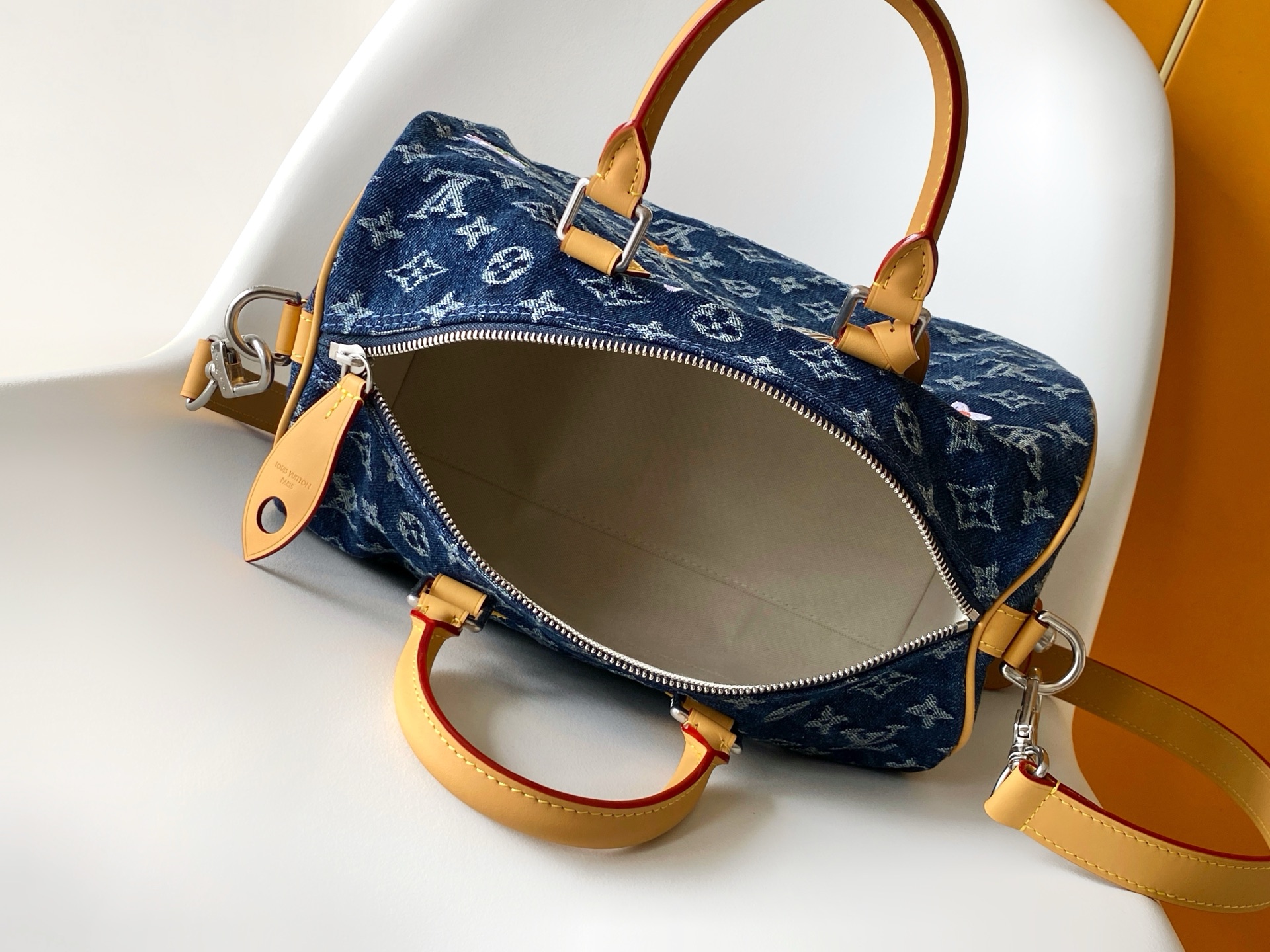 LV 高仿女款 牛仔刺繡 Speedy 手提斜背包 花卉點綴款| 8 LV 高仿女款 牛仔刺繡 Speedy 手提斜背包 花卉點綴款