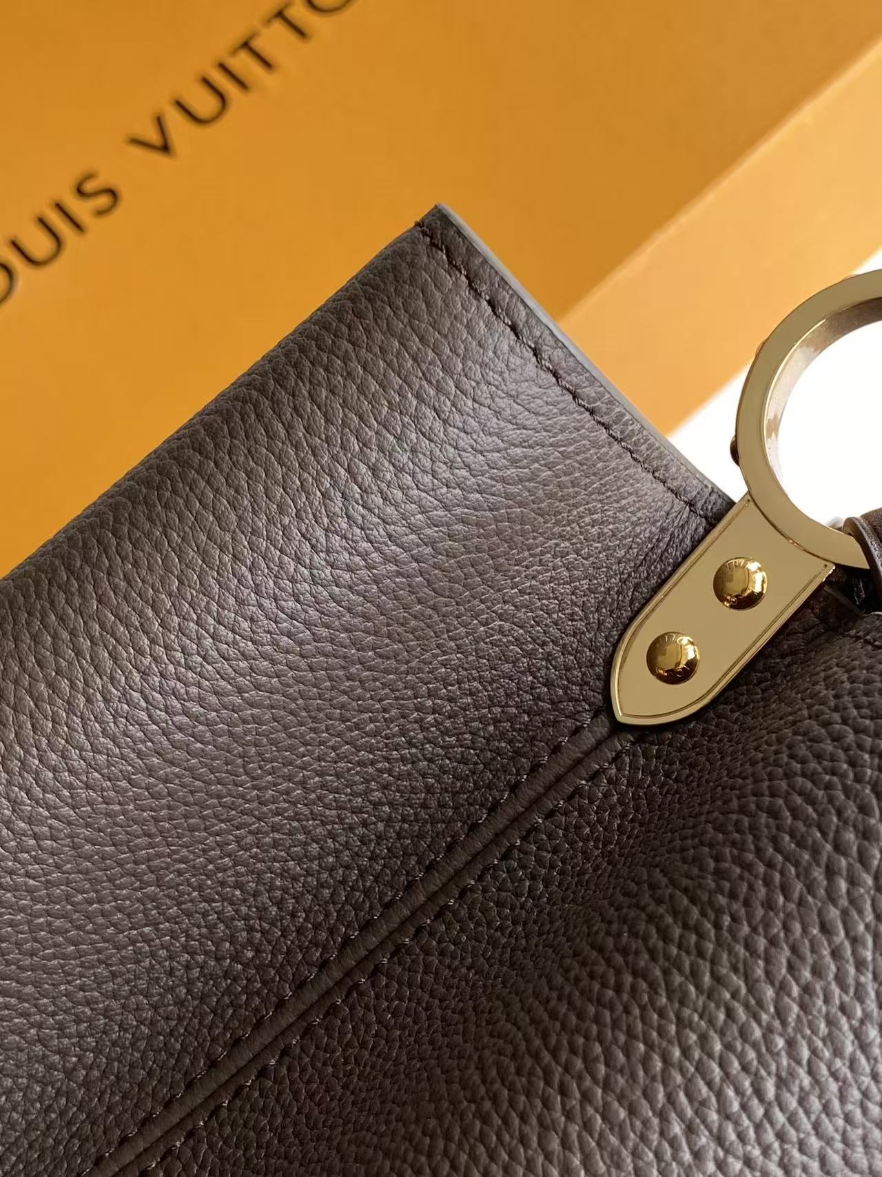 LV 原單 女款 Capucines 手提肩背包 荔枝紋皮革 通勤百搭款| 9 LV 原單 女款 Capucines 手提肩背包 荔枝紋皮革 通勤百搭款