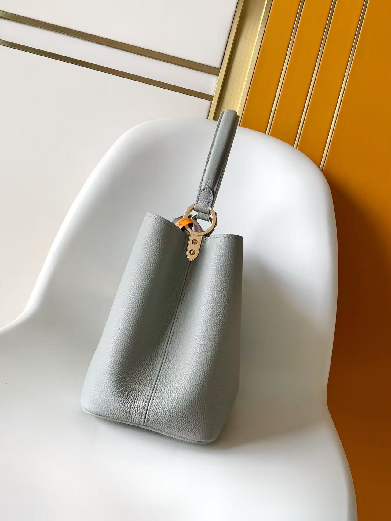 LV 高仿 女款 Capucines 手提肩背包 灰色皮革 氣質簡約款| 14 LV 高仿 女款 Capucines 手提肩背包 灰色皮革 氣質簡約款
