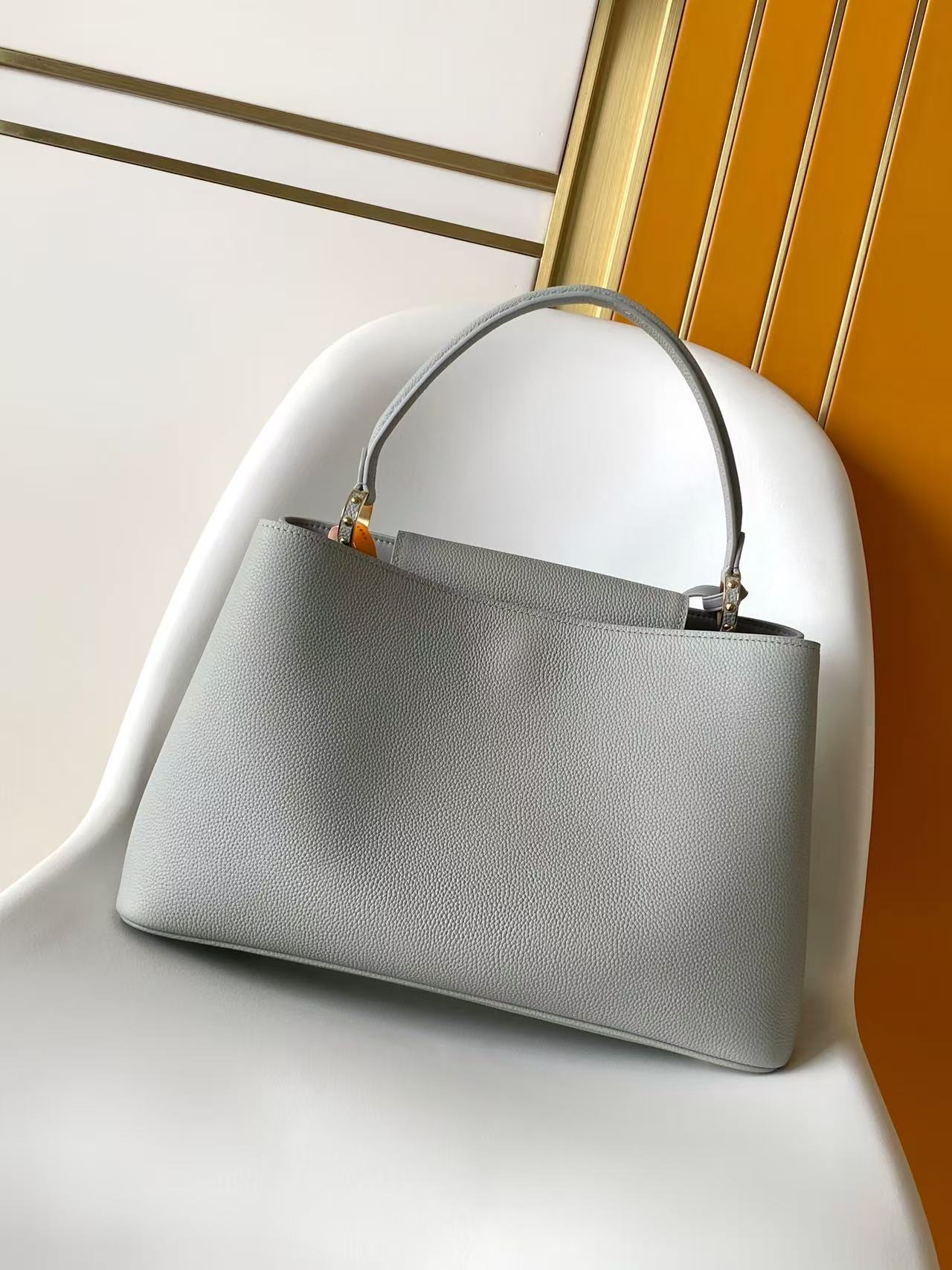 LV 高仿 女款 Capucines 手提肩背包 灰色皮革 氣質簡約款| 13 LV 高仿 女款 Capucines 手提肩背包 灰色皮革 氣質簡約款