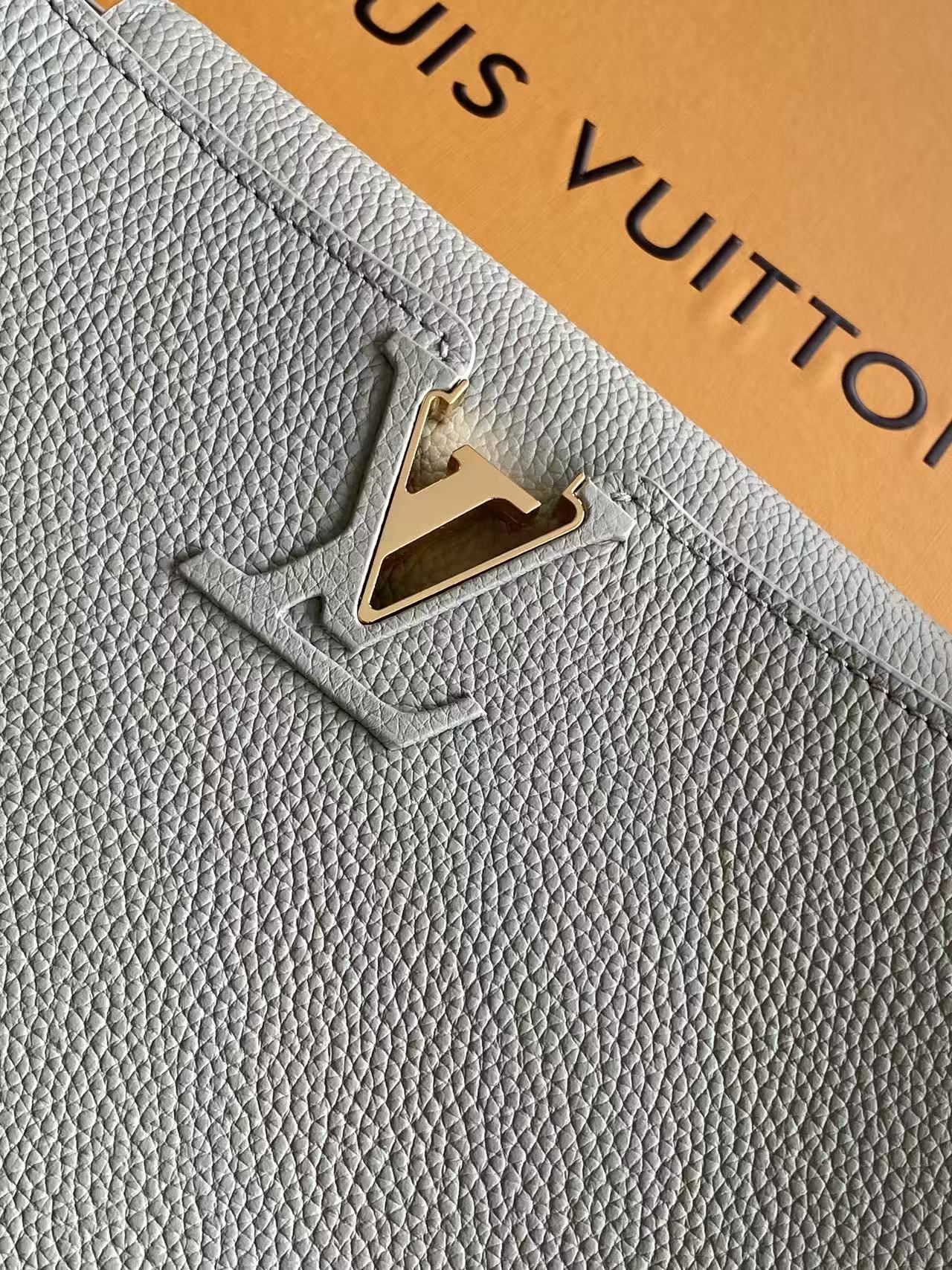 LV 高仿 女款 Capucines 手提肩背包 灰色皮革 氣質簡約款| 11 LV 高仿 女款 Capucines 手提肩背包 灰色皮革 氣質簡約款
