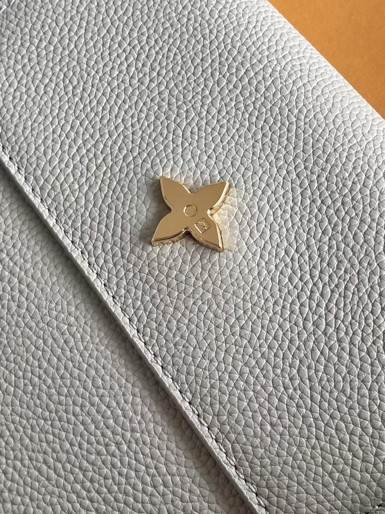 LV 高仿 女款 Capucines 手提肩背包 灰色皮革 氣質簡約款| 9 LV 高仿 女款 Capucines 手提肩背包 灰色皮革 氣質簡約款