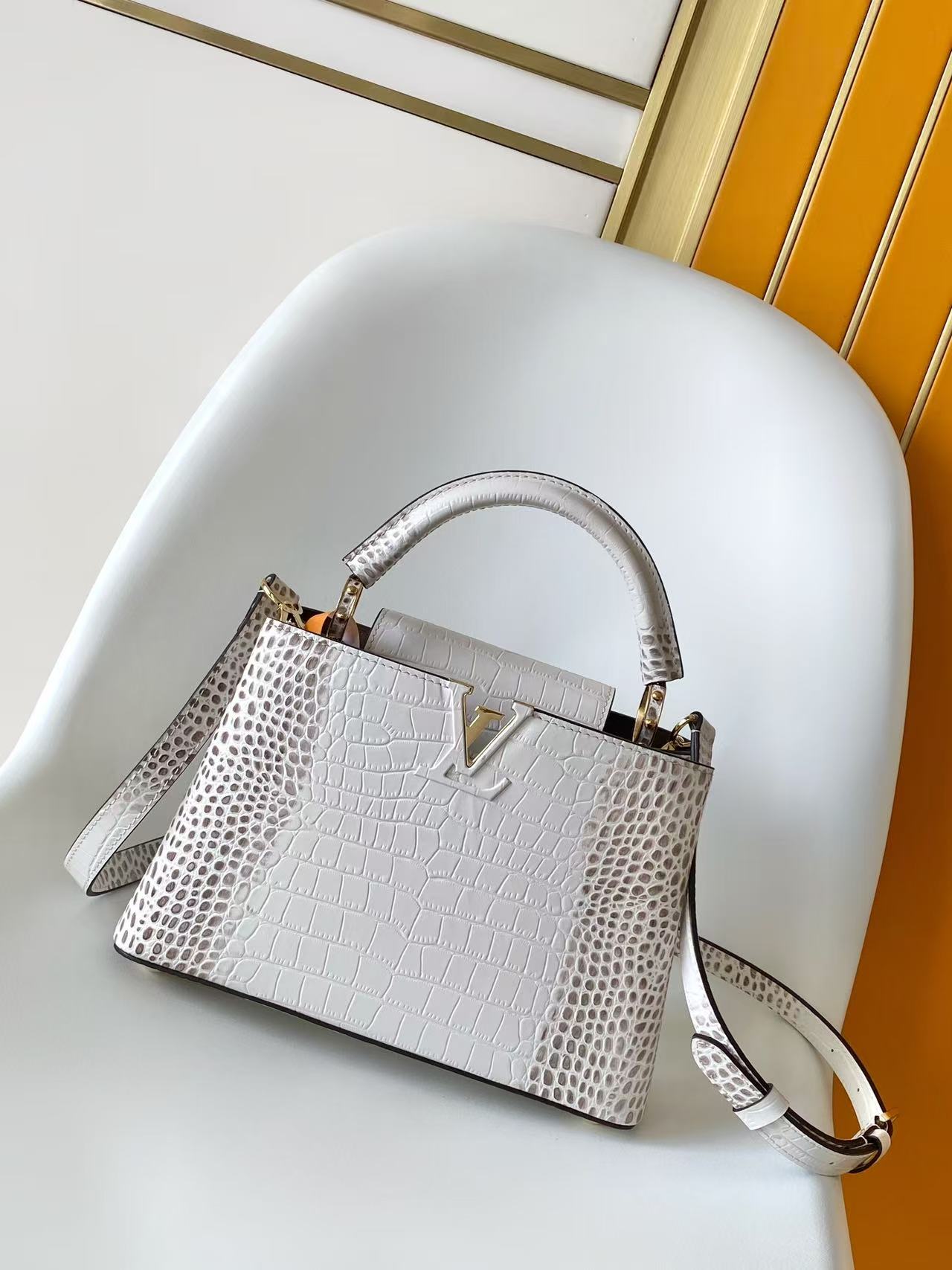 LV 復刻 女款 Capucines 鱷魚壓紋 手提肩背包 白色高級質感款