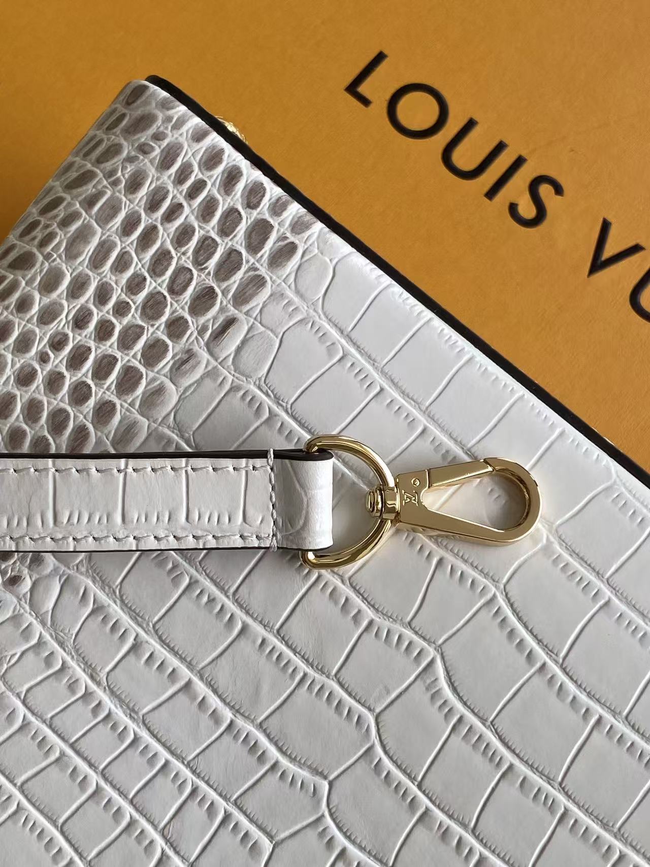 LV 復刻 女款 Capucines 鱷魚壓紋 手提肩背包 白色高級質感款