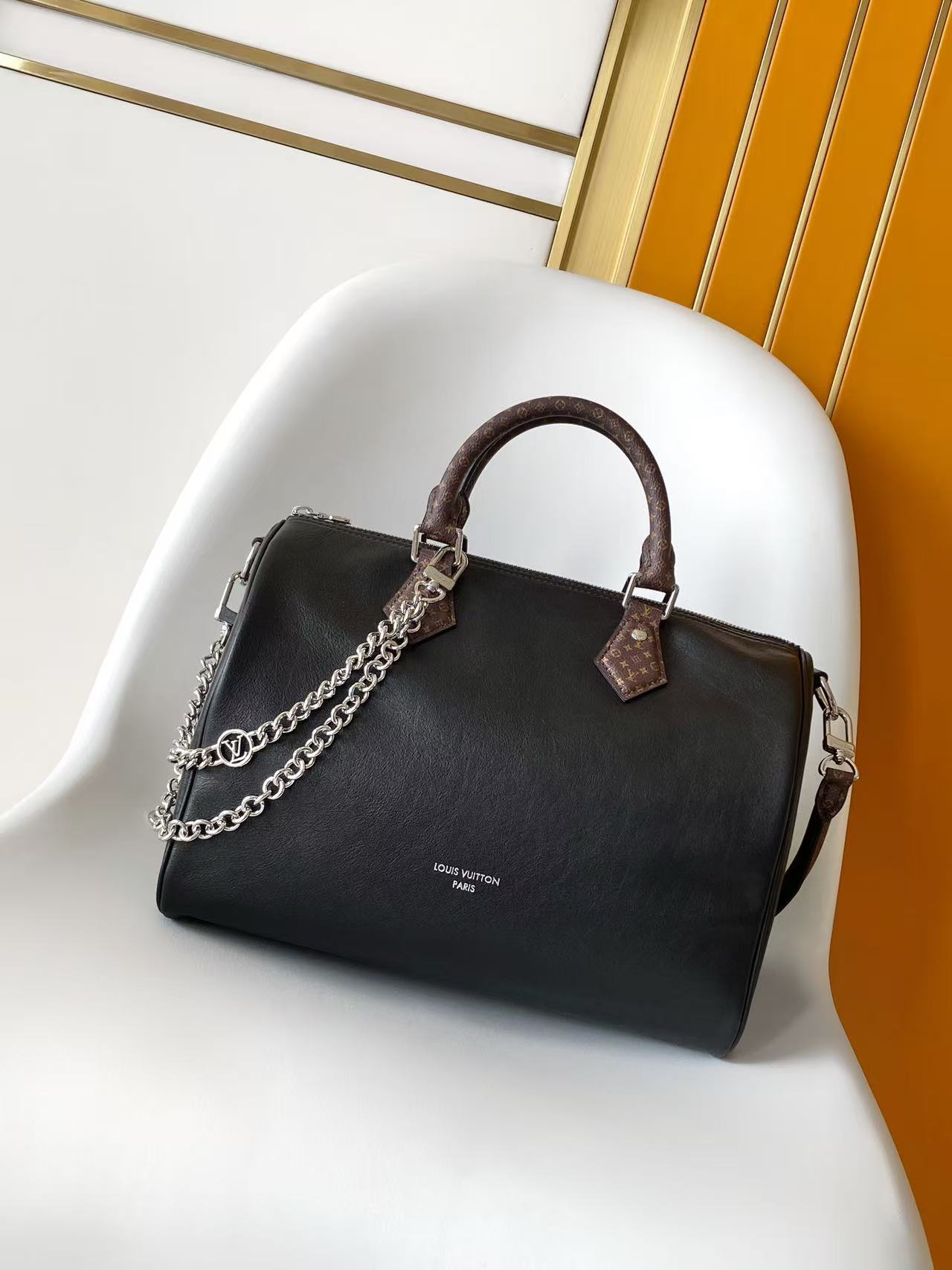 LV 一比一 女款 Speedy 手提斜背包 黑色皮革鏈條款 時尚潮流包