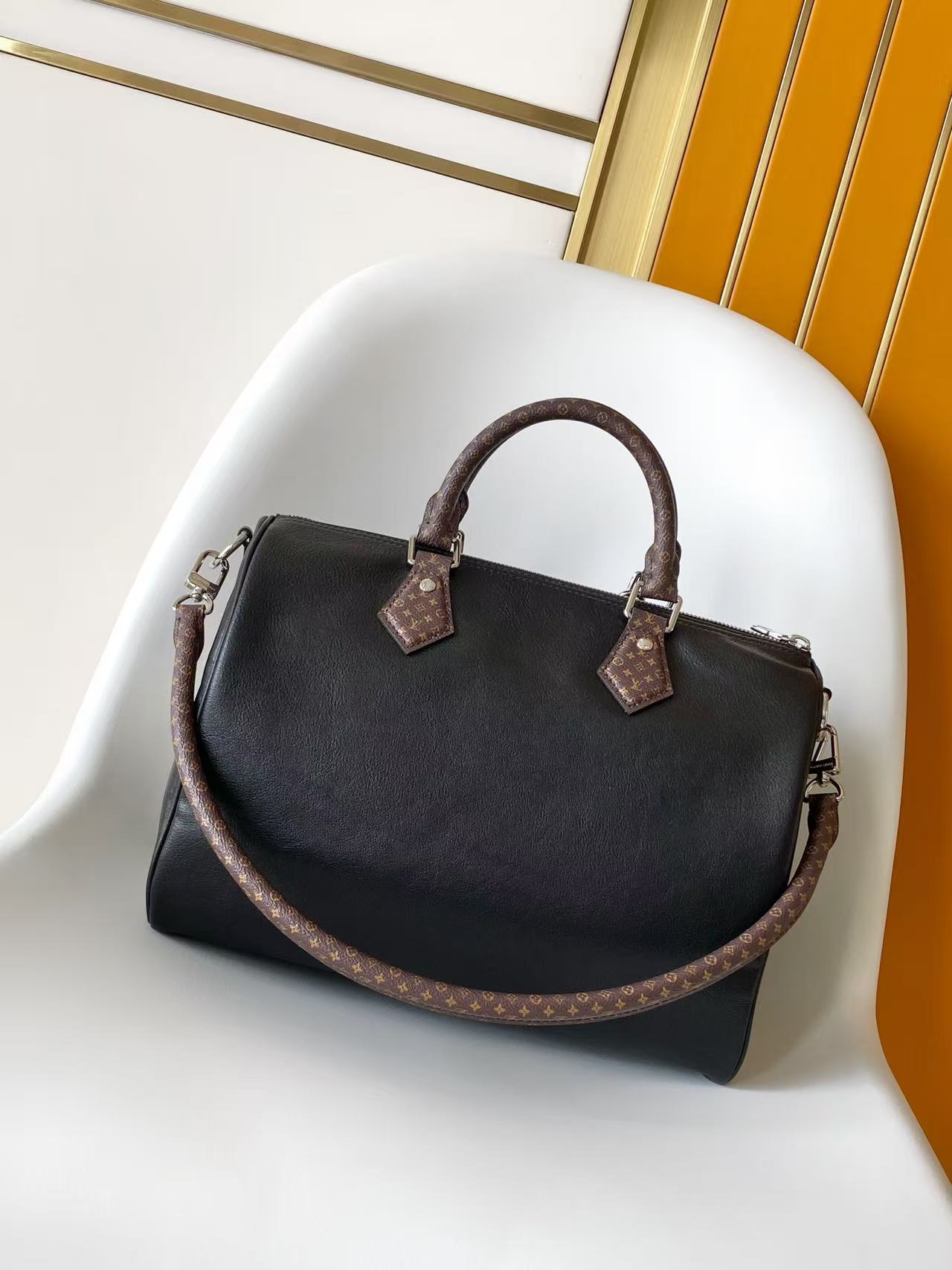 LV 一比一 女款 Speedy 手提斜背包 黑色皮革鏈條款 時尚潮流包| 13 LV 一比一 女款 Speedy 手提斜背包 黑色皮革鏈條款 時尚潮流包