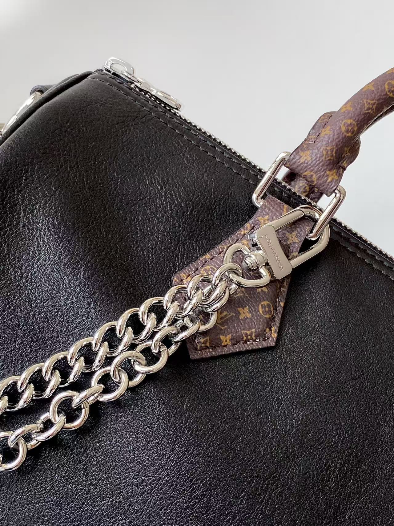 LV 一比一 女款 Speedy 手提斜背包 黑色皮革鏈條款 時尚潮流包| 11 LV 一比一 女款 Speedy 手提斜背包 黑色皮革鏈條款 時尚潮流包