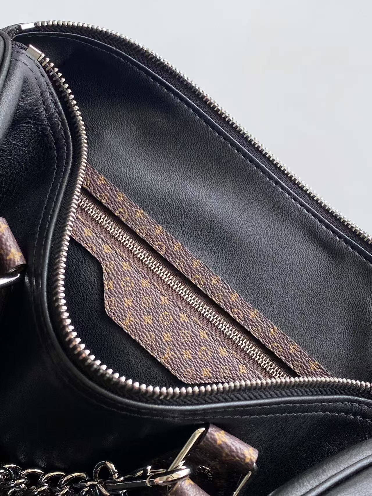 LV 一比一 女款 Speedy 手提斜背包 黑色皮革鏈條款 時尚潮流包| 7 LV 一比一 女款 Speedy 手提斜背包 黑色皮革鏈條款 時尚潮流包