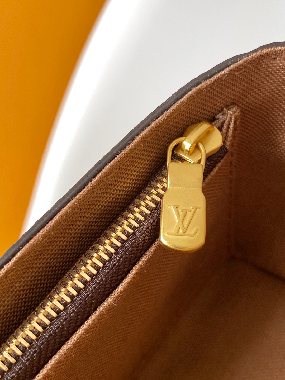 LV 高仿 女款 鏈條翻蓋斜背包 經典老花 復古百搭款