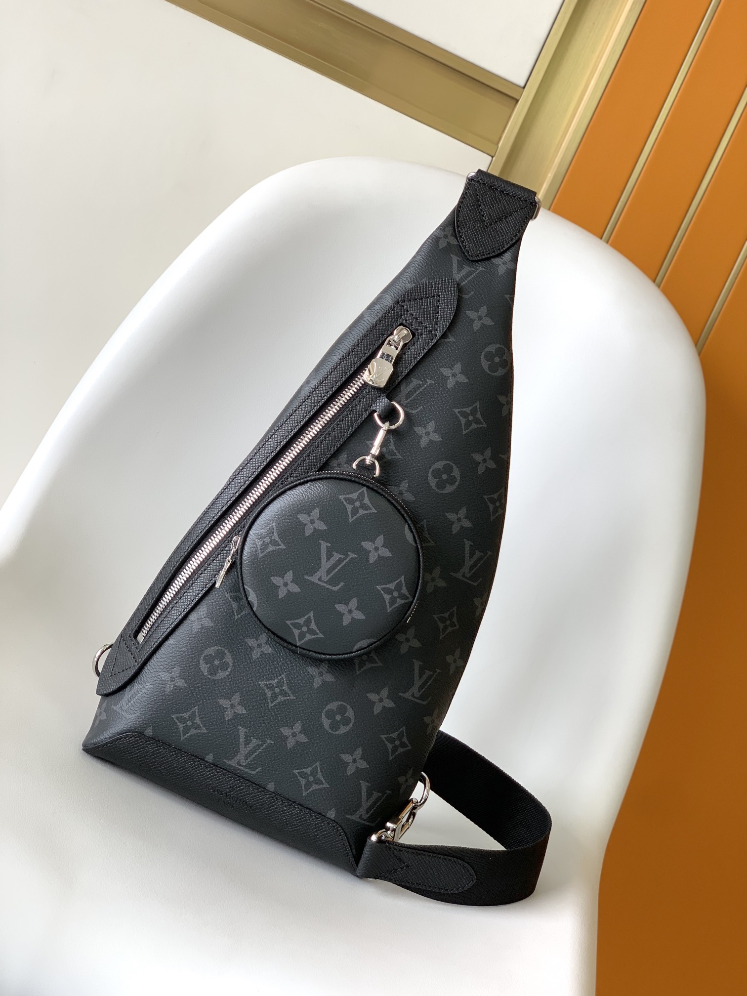 LV 一比一 男款 胸包斜背包 Monogram Eclipse 黑色運動休閒款| 3 LV 一比一 男款 胸包斜背包 Monogram Eclipse 黑色運動休閒款