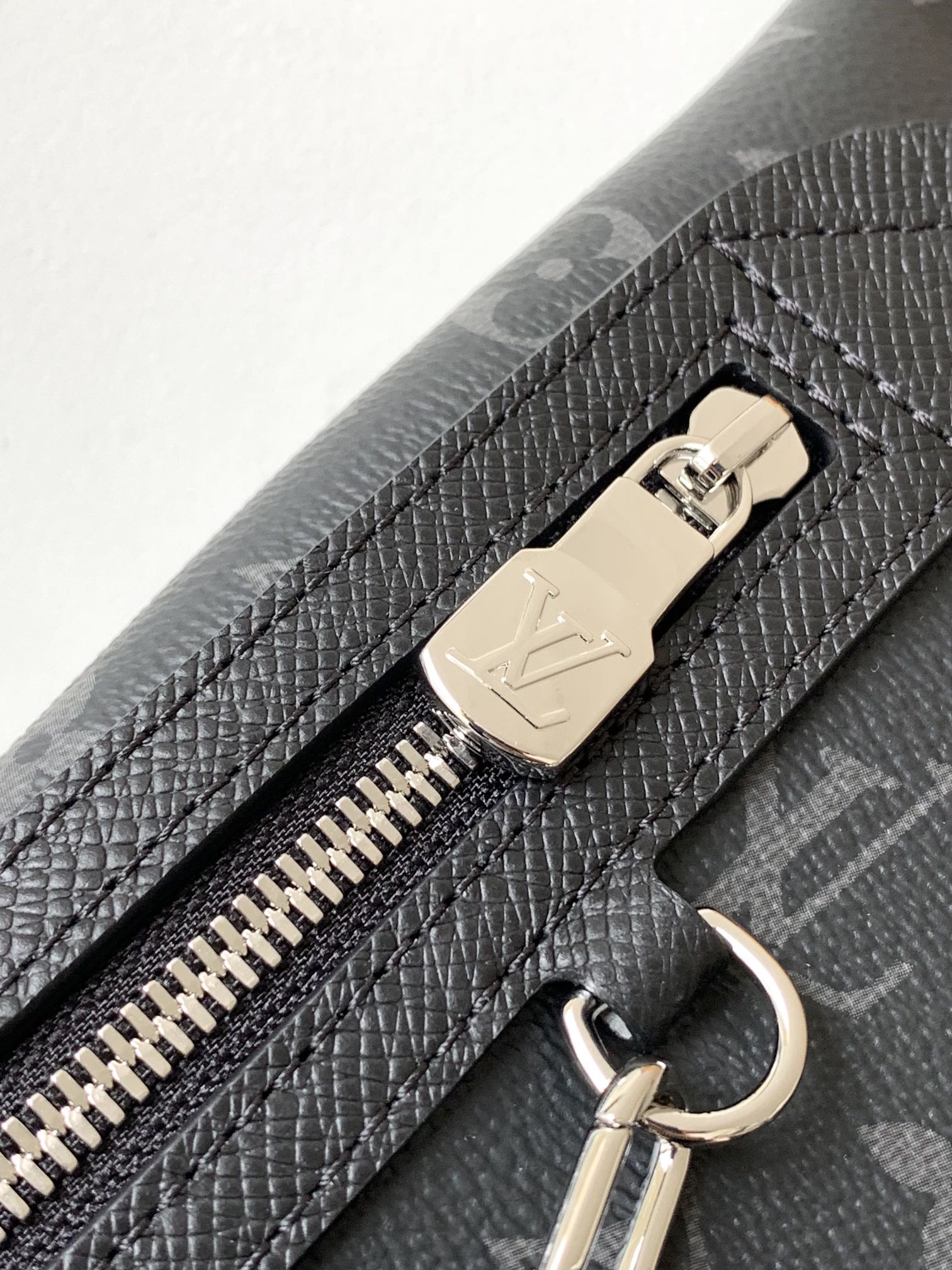 LV 一比一 男款 胸包斜背包 Monogram Eclipse 黑色運動休閒款| 11 LV 一比一 男款 胸包斜背包 Monogram Eclipse 黑色運動休閒款