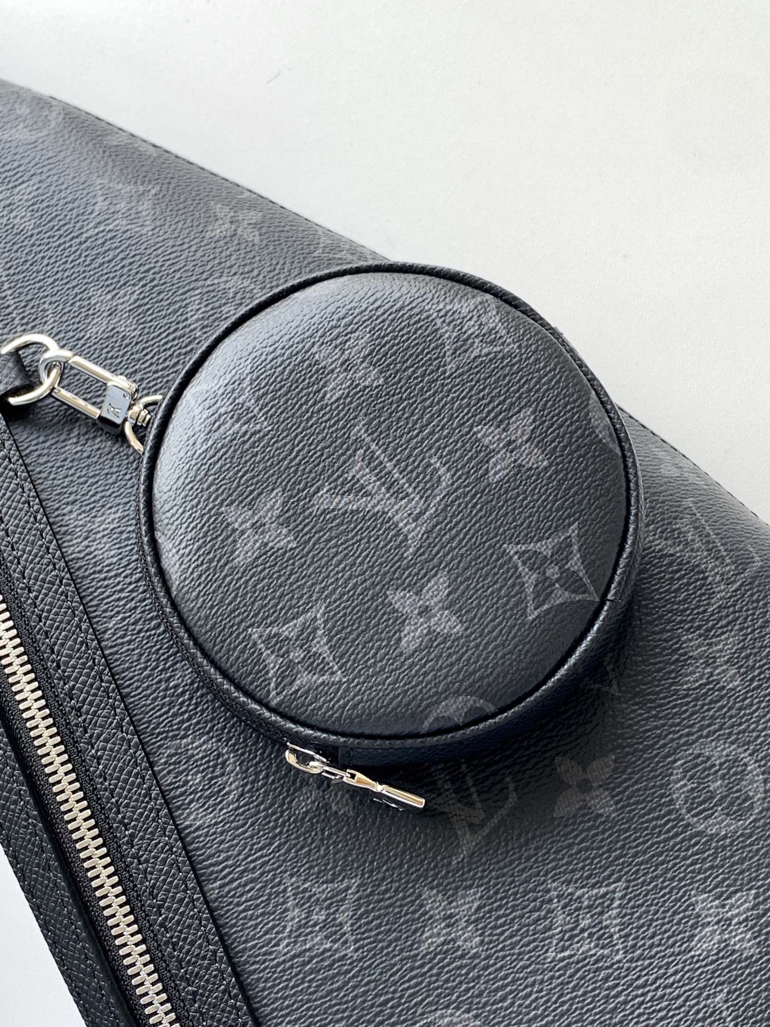 LV 一比一 男款 胸包斜背包 Monogram Eclipse 黑色運動休閒款| 10 LV 一比一 男款 胸包斜背包 Monogram Eclipse 黑色運動休閒款
