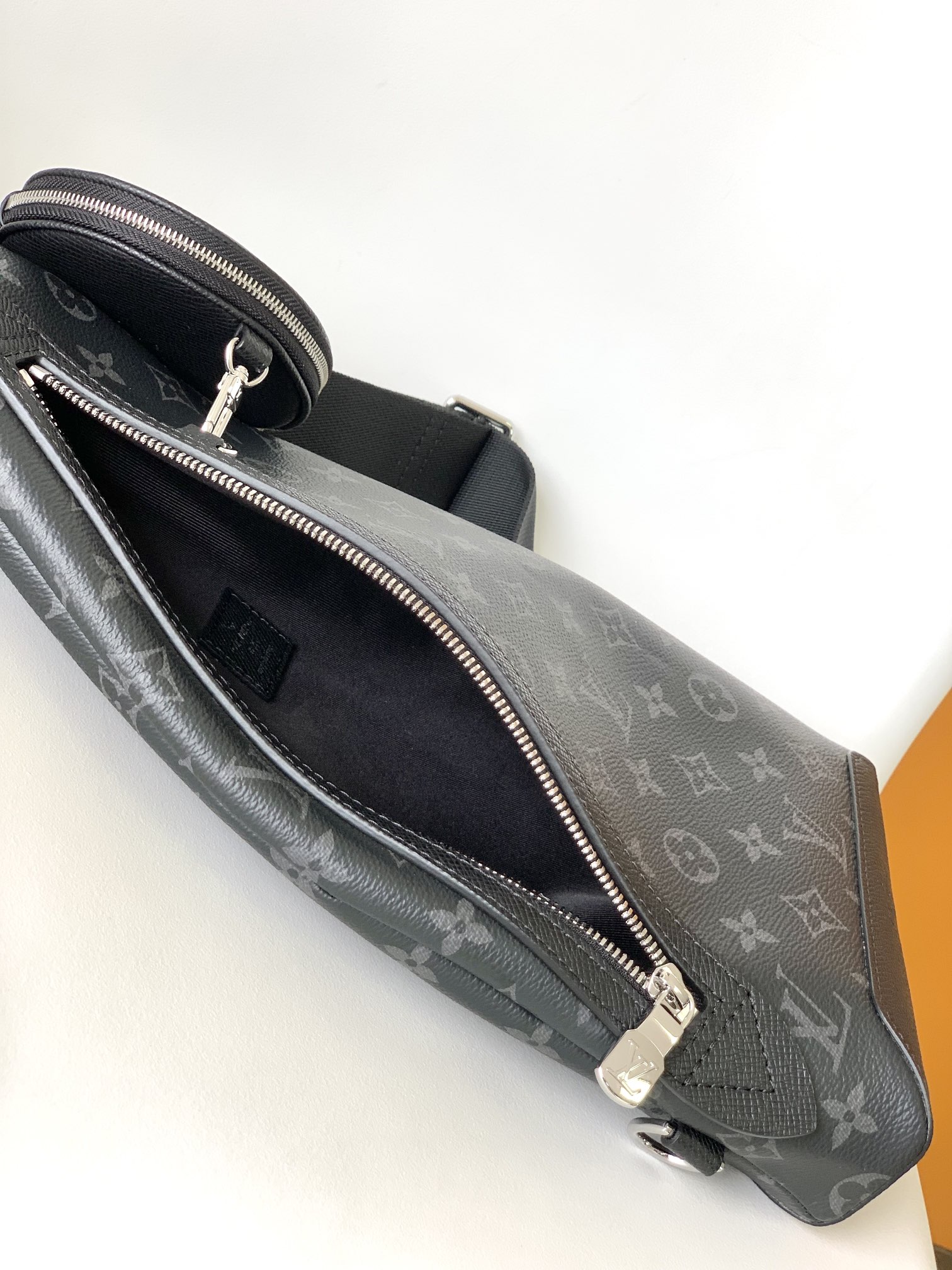 LV 一比一 男款 胸包斜背包 Monogram Eclipse 黑色運動休閒款| 8 LV 一比一 男款 胸包斜背包 Monogram Eclipse 黑色運動休閒款