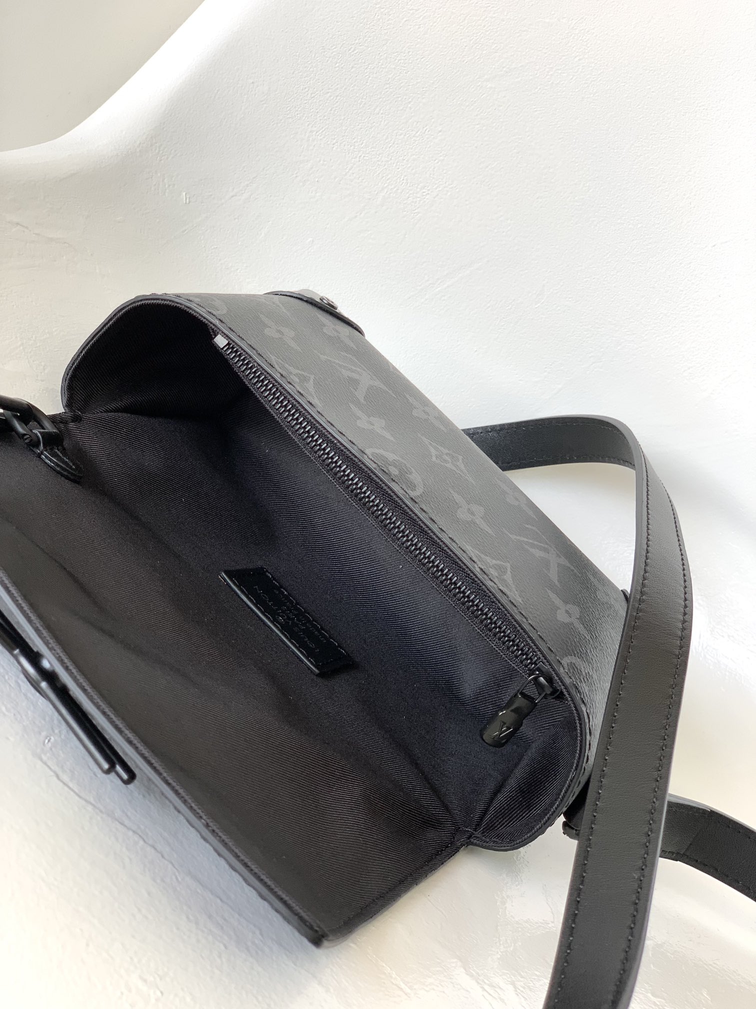 LV A貨 女款 灰色老花鏈條斜背包 小包設計 時尚通勤款