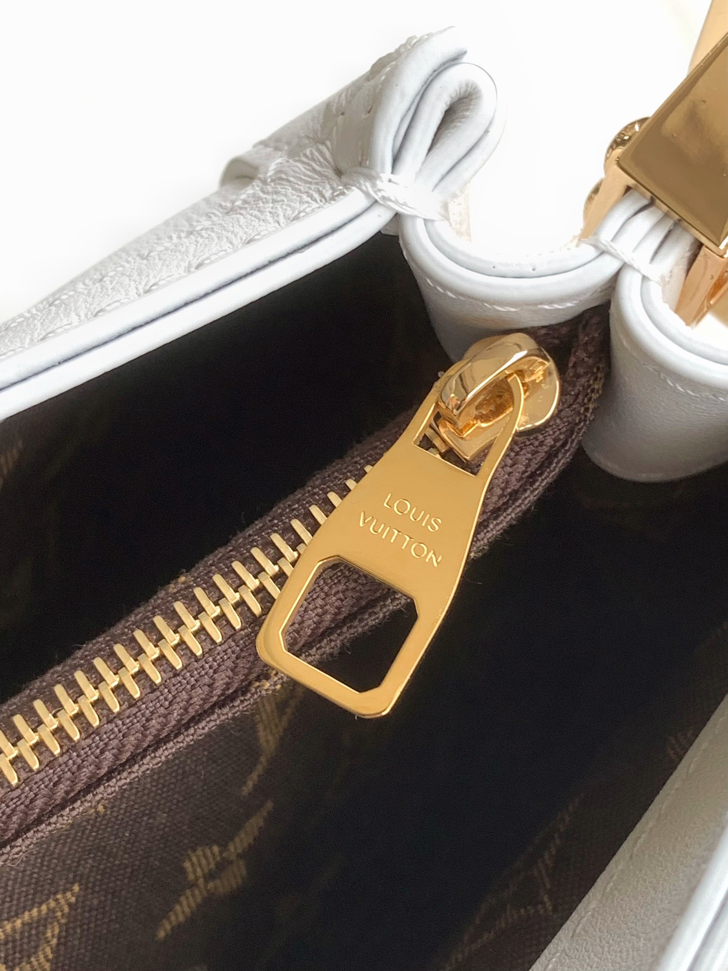 LV A貨 女款 方扣鏈條斜背包 白色皮革設計 氣質優雅款