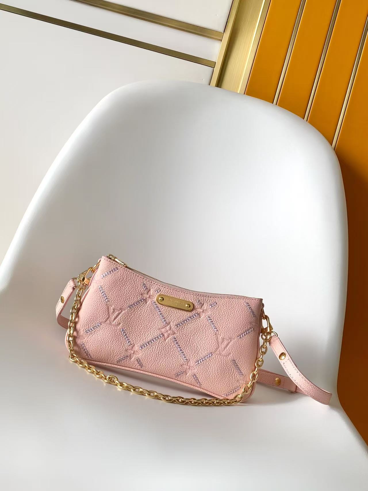 LV 一比一 Mini Pochette 粉色壓紋鏈條手拿斜背包