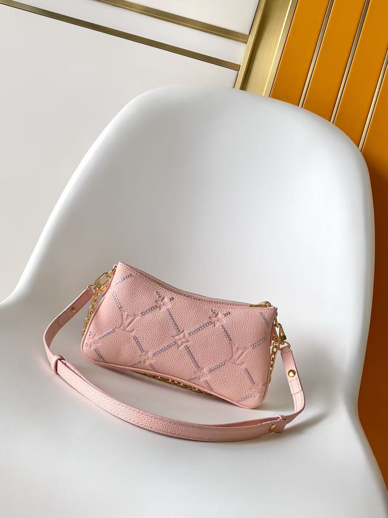LV 一比一 Mini Pochette 粉色壓紋鏈條手拿斜背包| 13 LV 一比一 Mini Pochette 粉色壓紋鏈條手拿斜背包