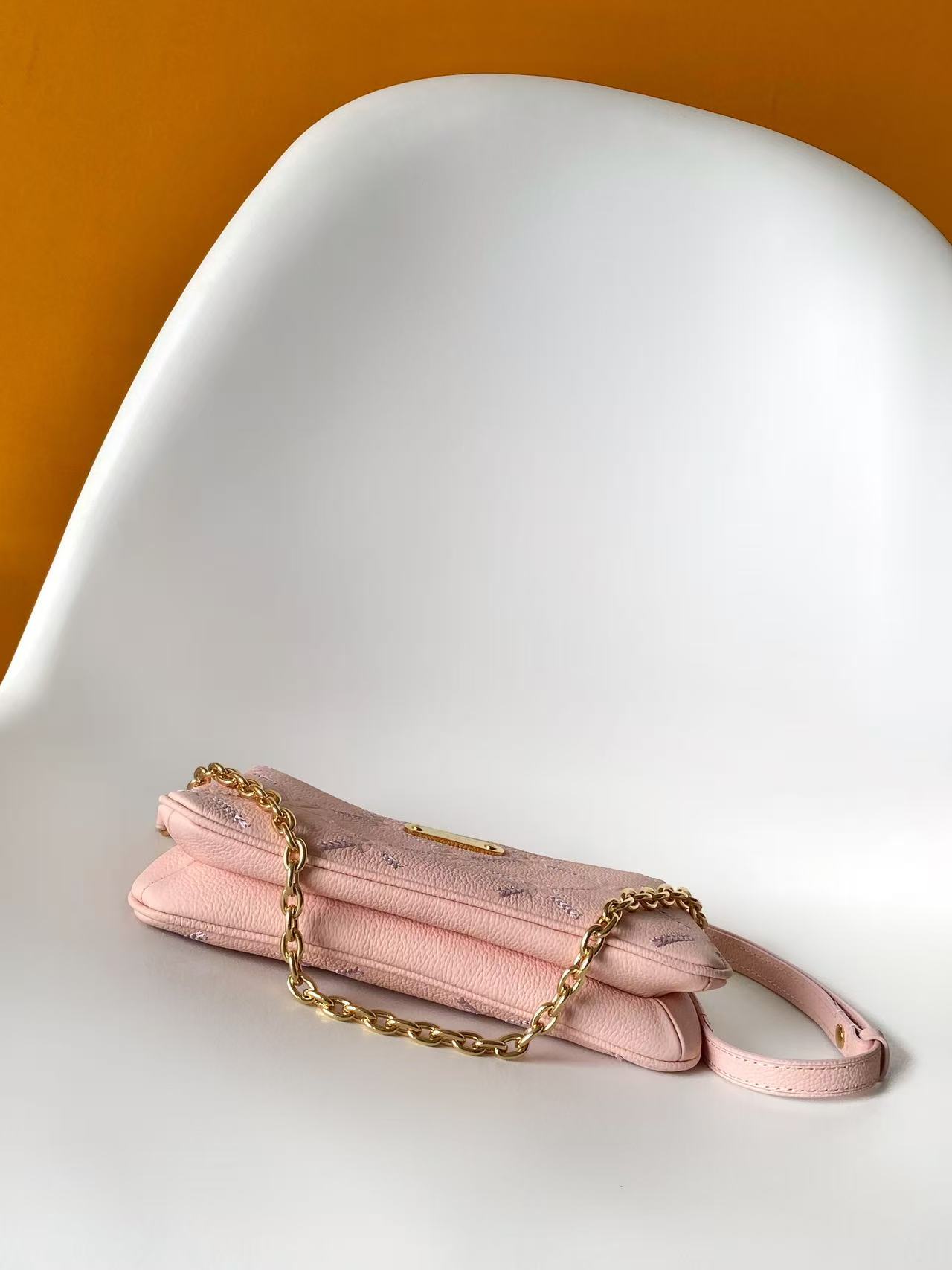 LV 一比一 Mini Pochette 粉色壓紋鏈條手拿斜背包| 12 LV 一比一 Mini Pochette 粉色壓紋鏈條手拿斜背包