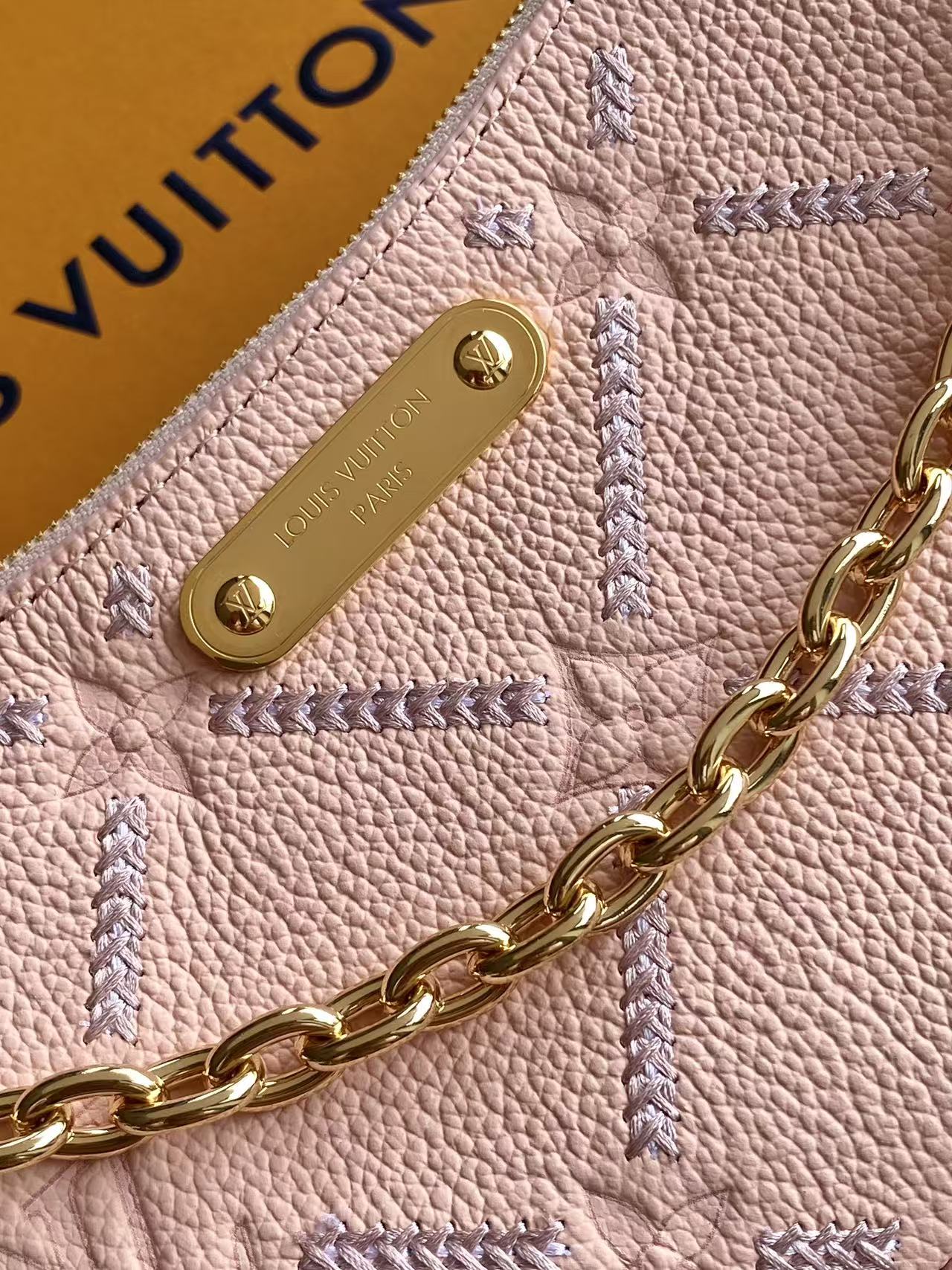 LV 一比一 Mini Pochette 粉色壓紋鏈條手拿斜背包| 11 LV 一比一 Mini Pochette 粉色壓紋鏈條手拿斜背包