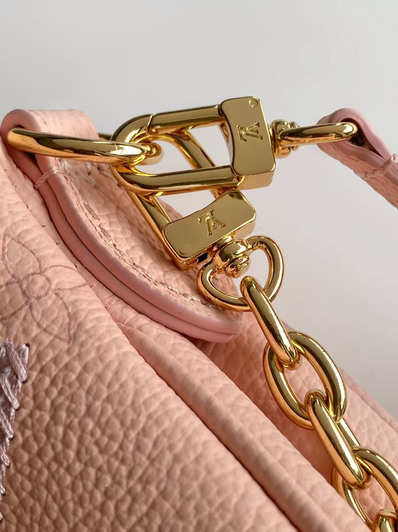 LV 一比一 Mini Pochette 粉色壓紋鏈條手拿斜背包| 10 LV 一比一 Mini Pochette 粉色壓紋鏈條手拿斜背包
