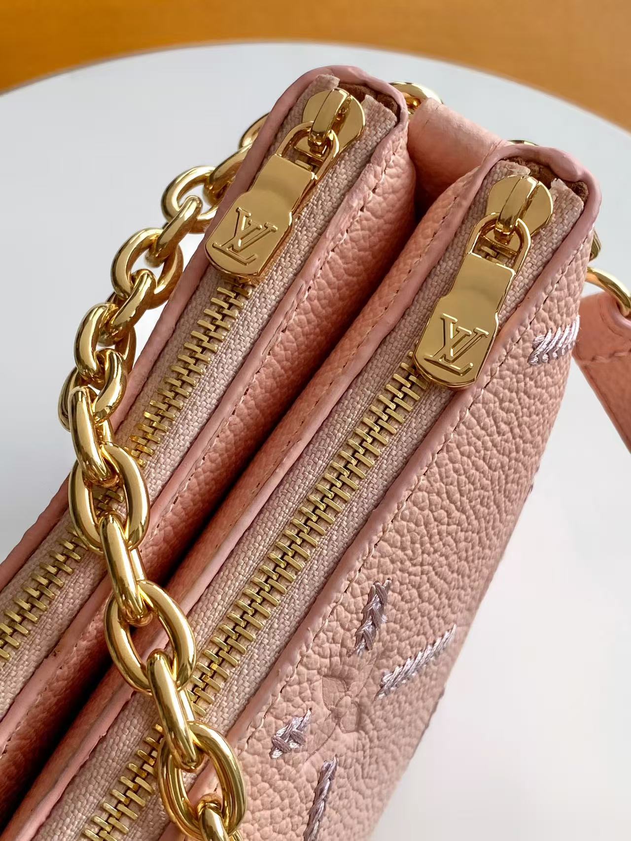 LV 一比一 Mini Pochette 粉色壓紋鏈條手拿斜背包| 9 LV 一比一 Mini Pochette 粉色壓紋鏈條手拿斜背包