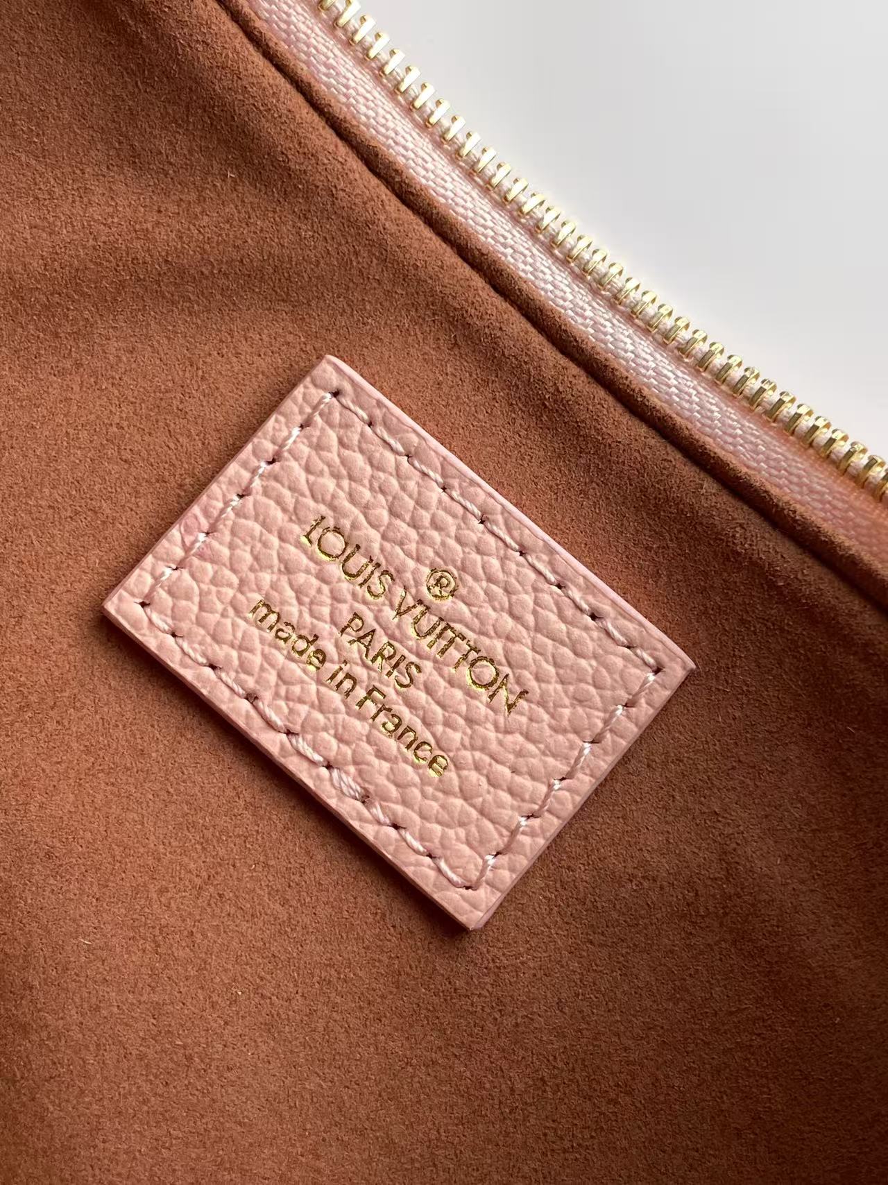 LV 一比一 Mini Pochette 粉色壓紋鏈條手拿斜背包| 7 LV 一比一 Mini Pochette 粉色壓紋鏈條手拿斜背包