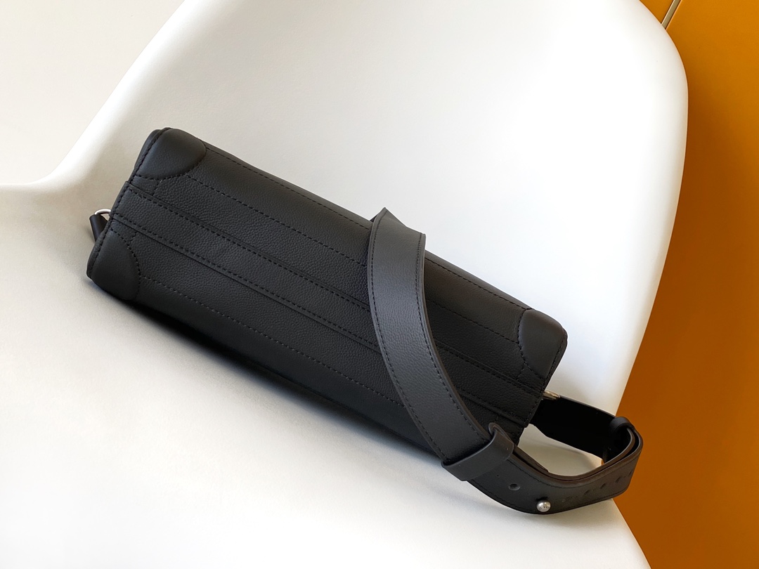 LV 原單 Lock 手提黑色翻蓋單肩斜背包| 12 LV 原單 Lock 手提黑色翻蓋單肩斜背包