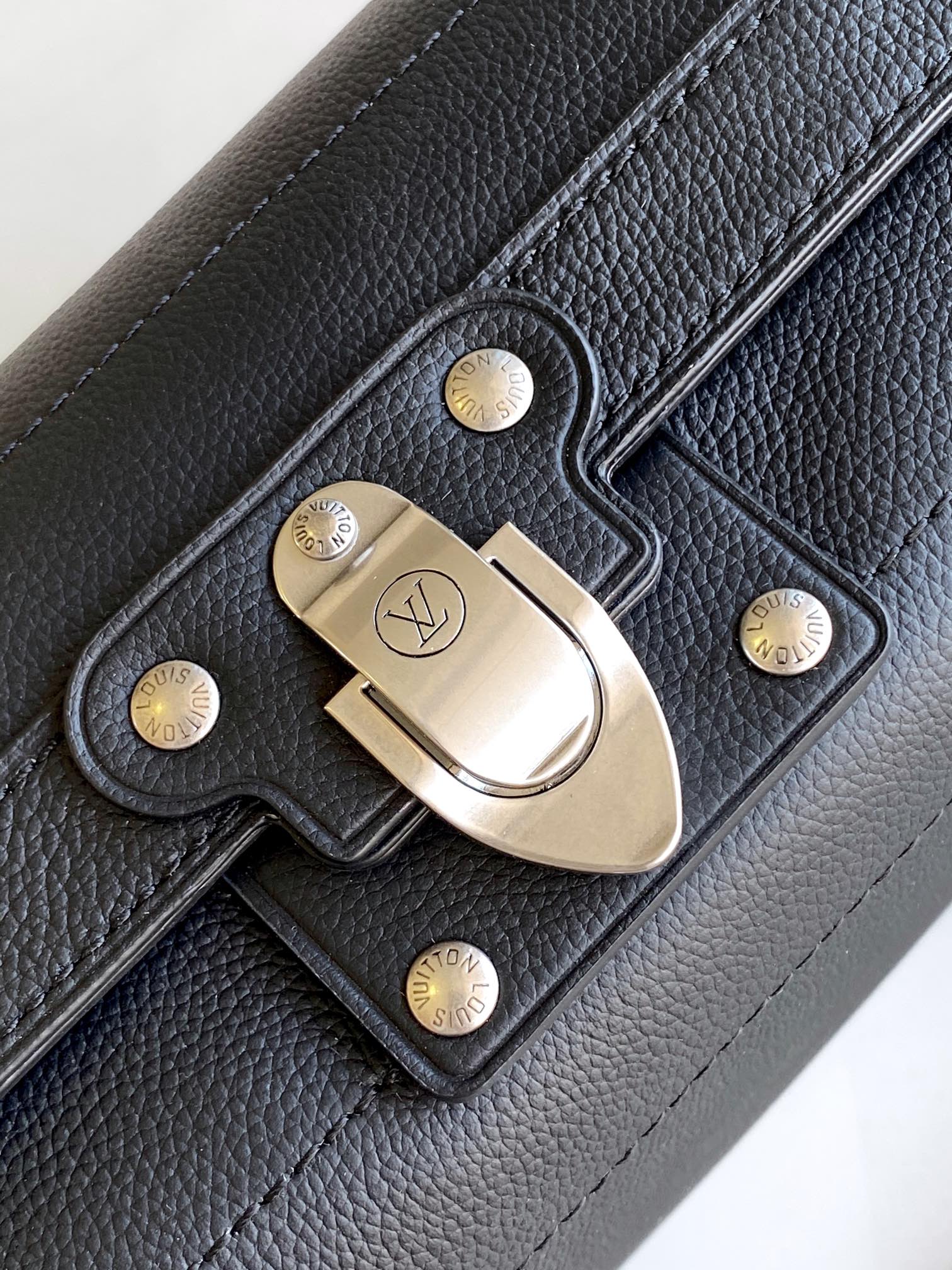 LV 原單 Lock 手提黑色翻蓋單肩斜背包| 11 LV 原單 Lock 手提黑色翻蓋單肩斜背包