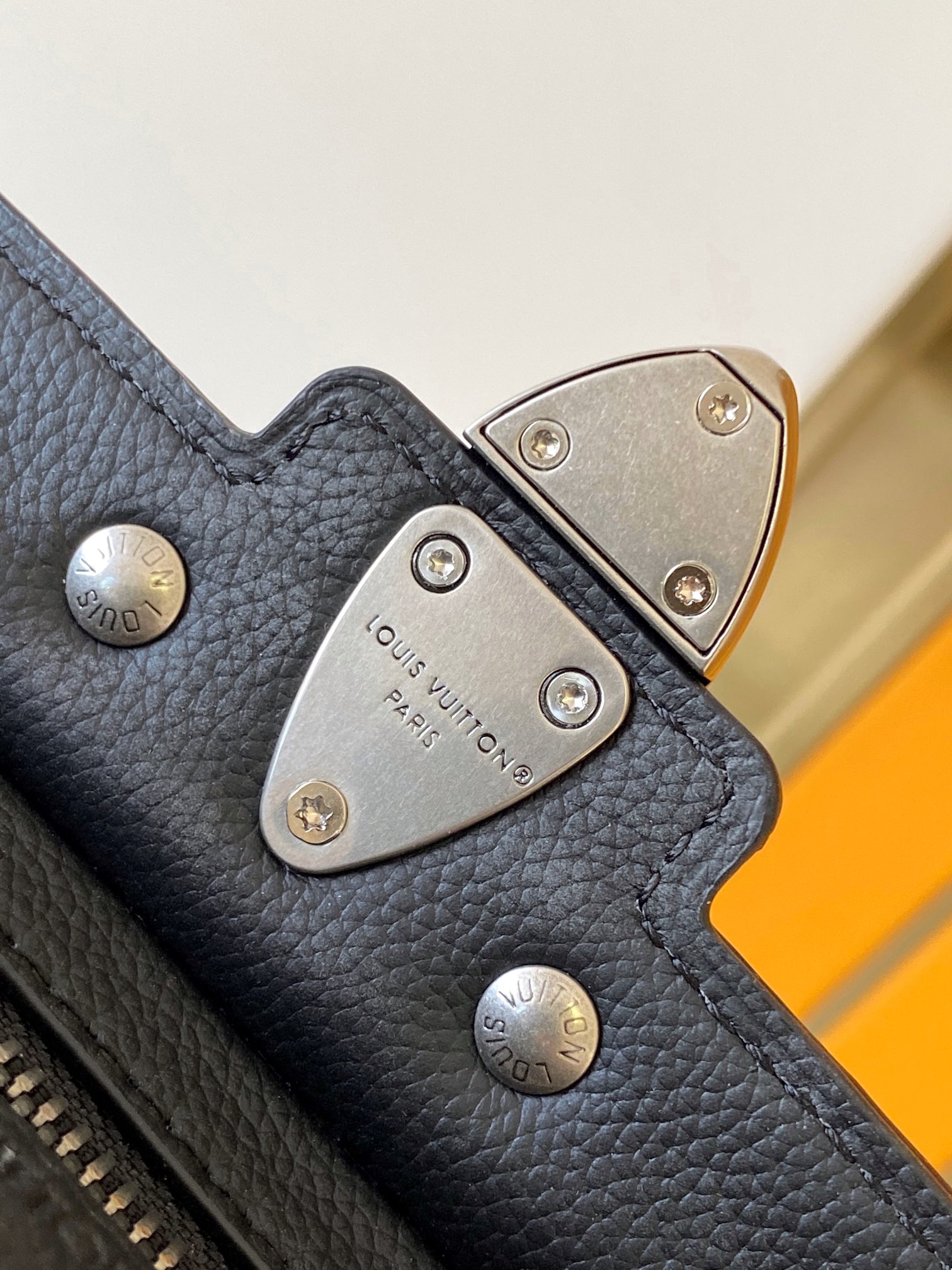 LV 原單 Lock 手提黑色翻蓋單肩斜背包| 10 LV 原單 Lock 手提黑色翻蓋單肩斜背包