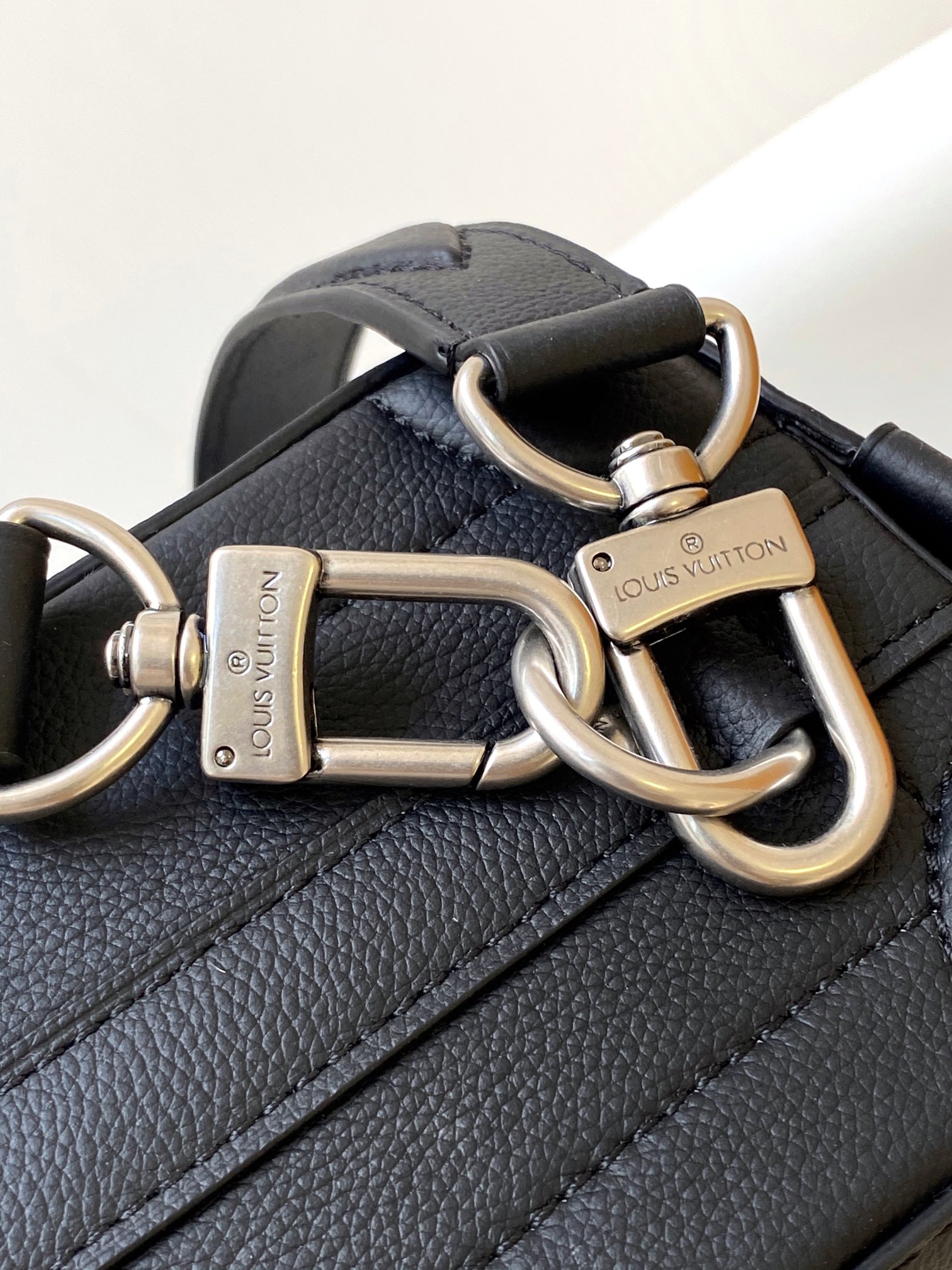 LV 原單 Lock 手提黑色翻蓋單肩斜背包| 9 LV 原單 Lock 手提黑色翻蓋單肩斜背包