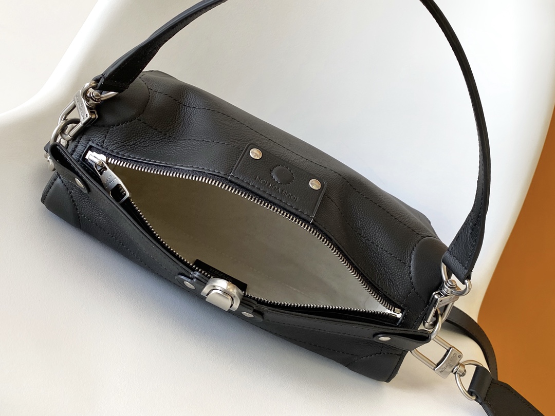 LV 原單 Lock 手提黑色翻蓋單肩斜背包| 8 LV 原單 Lock 手提黑色翻蓋單肩斜背包