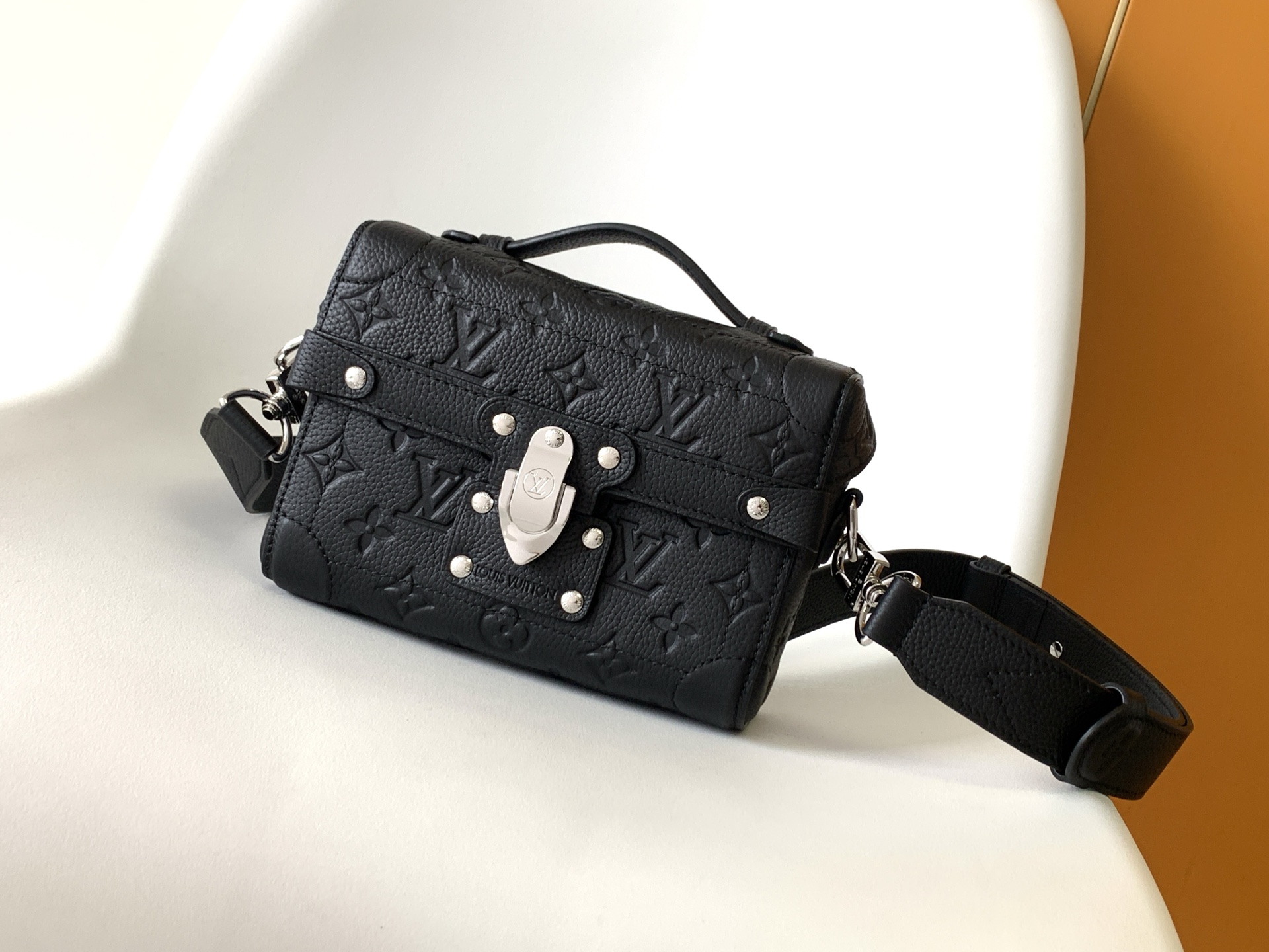 LV A貨 Petite Malle 黑色壓紋鉚釘小箱包斜背包