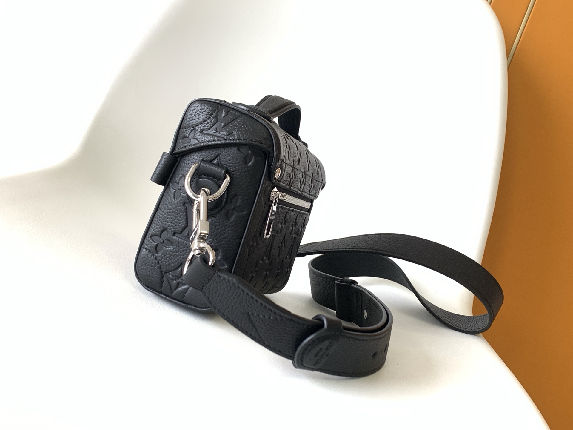 LV A貨 Petite Malle 黑色壓紋鉚釘小箱包斜背包