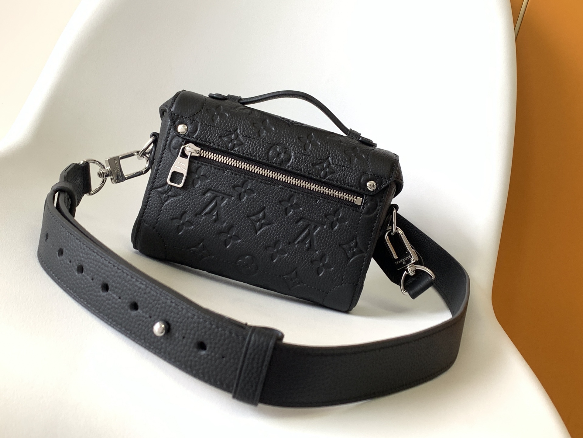 LV A貨 Petite Malle 黑色壓紋鉚釘小箱包斜背包